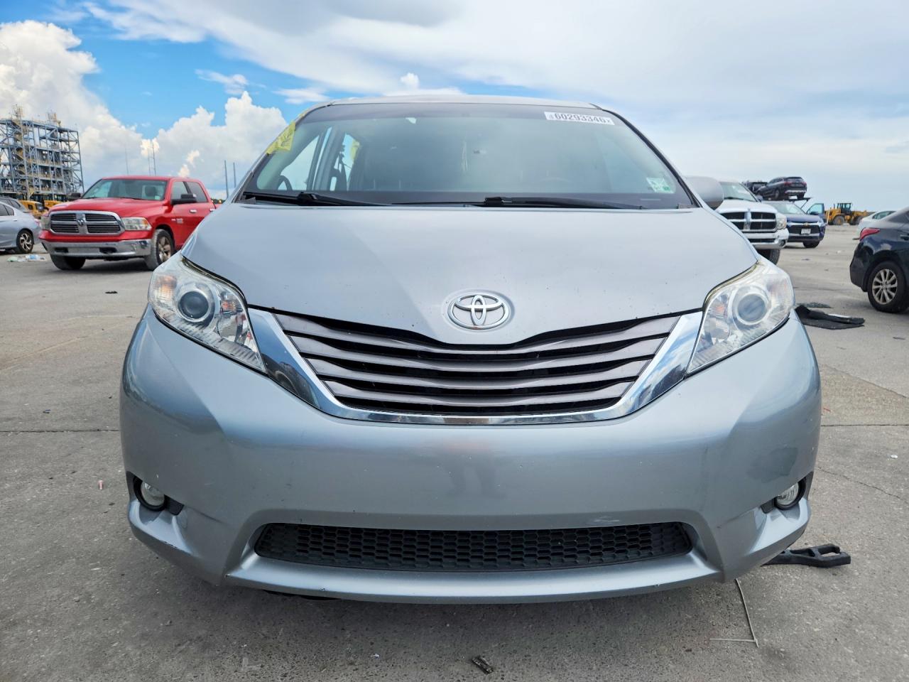 2015 Toyota Sienna Xle 8-passenger Silver vin: 5TDYK3DC8FS582339