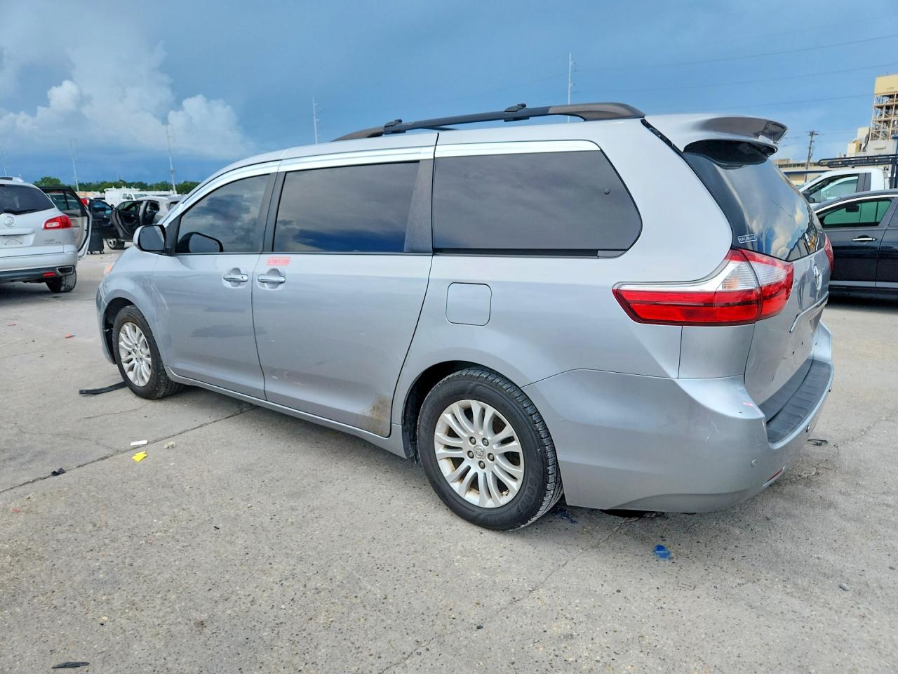 2015 Toyota Sienna Xle 8-passenger Silver vin: 5TDYK3DC8FS582339
