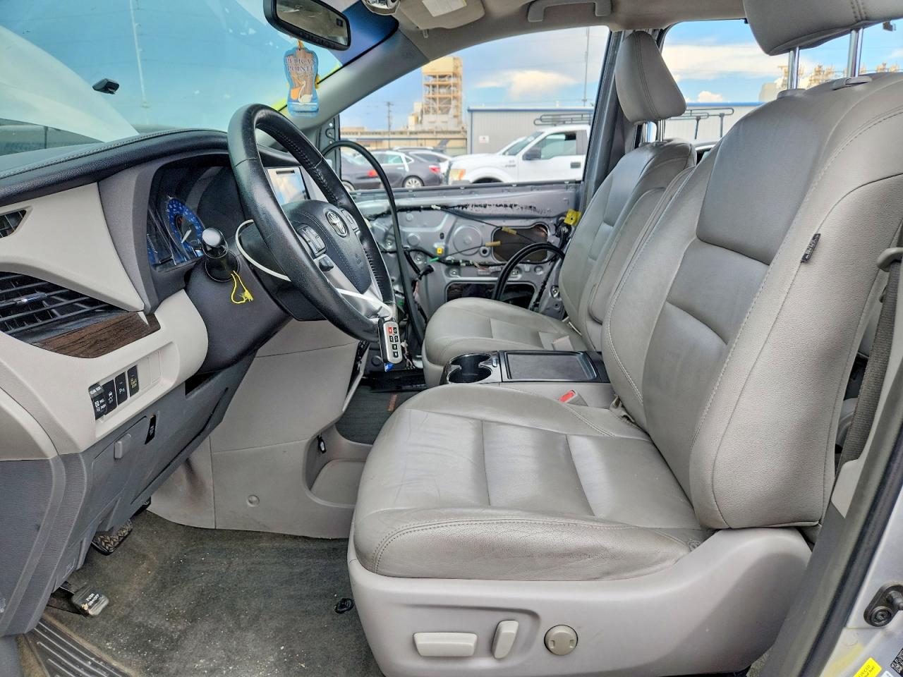2015 Toyota Sienna Xle 8-passenger Silver vin: 5TDYK3DC8FS582339
