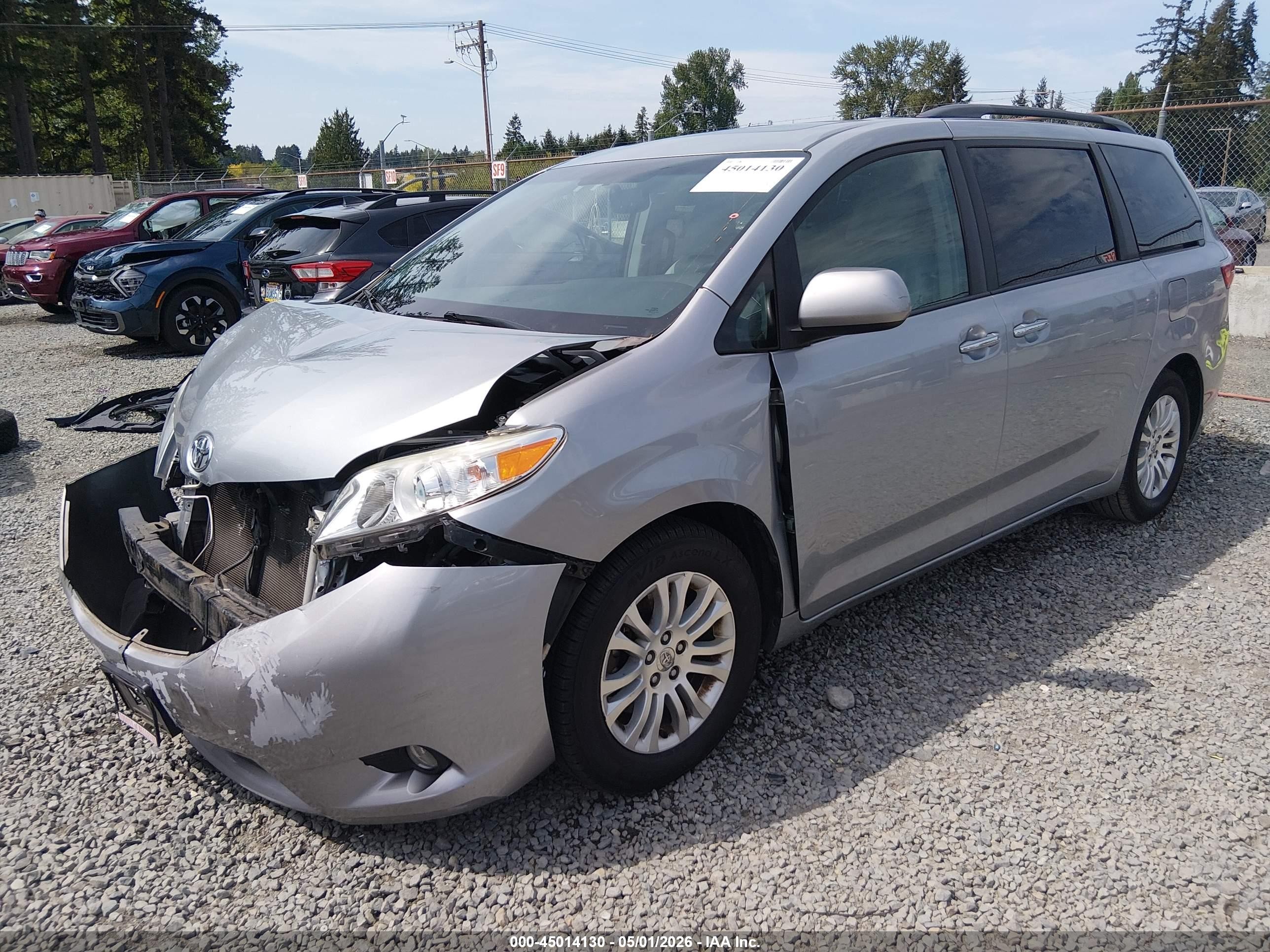 2015 Toyota Sienna Xle 8 Passenger Silver vin: 5TDYK3DC8FS586567
