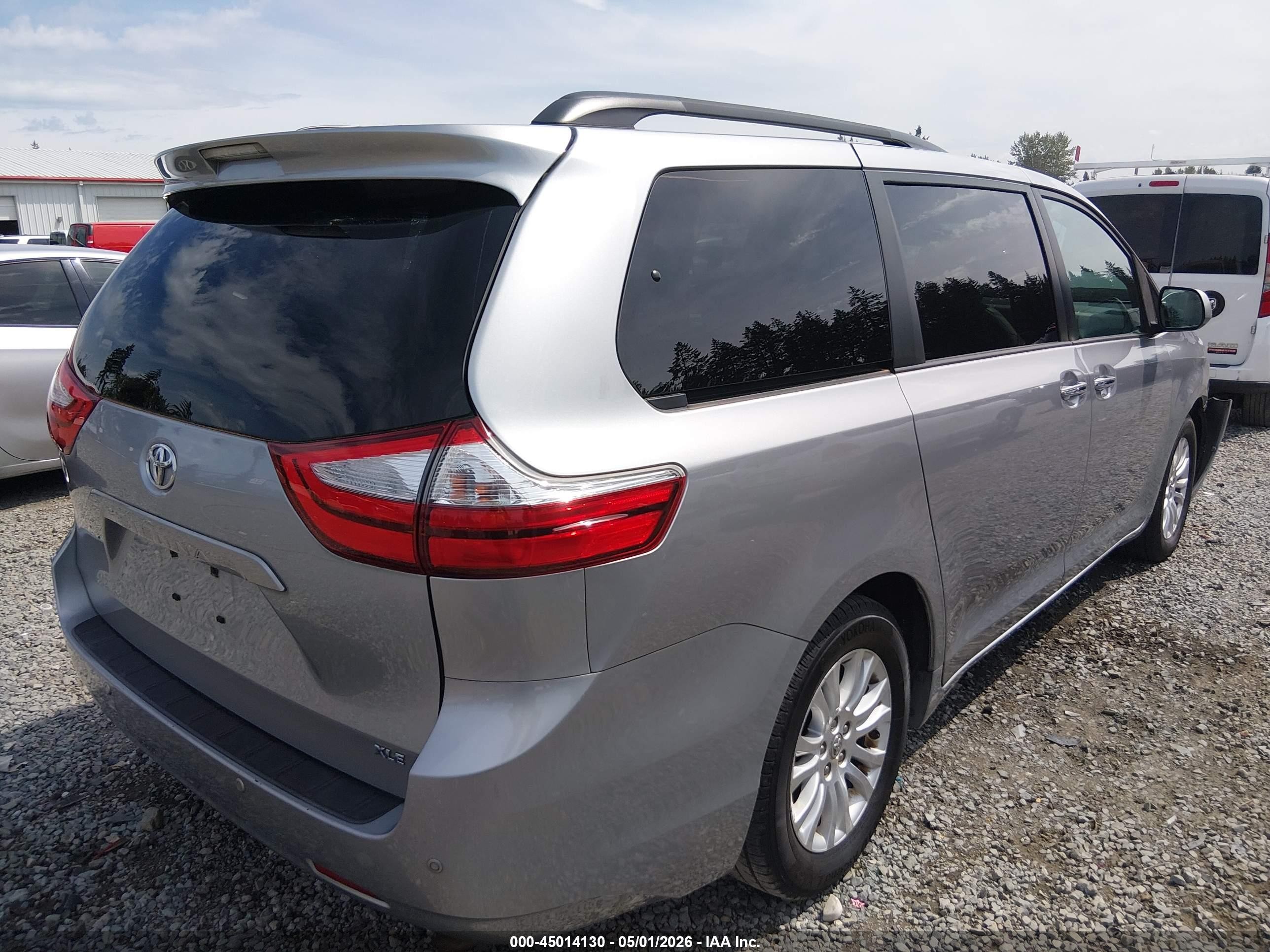 2015 Toyota Sienna Xle 8 Passenger Silver vin: 5TDYK3DC8FS586567
