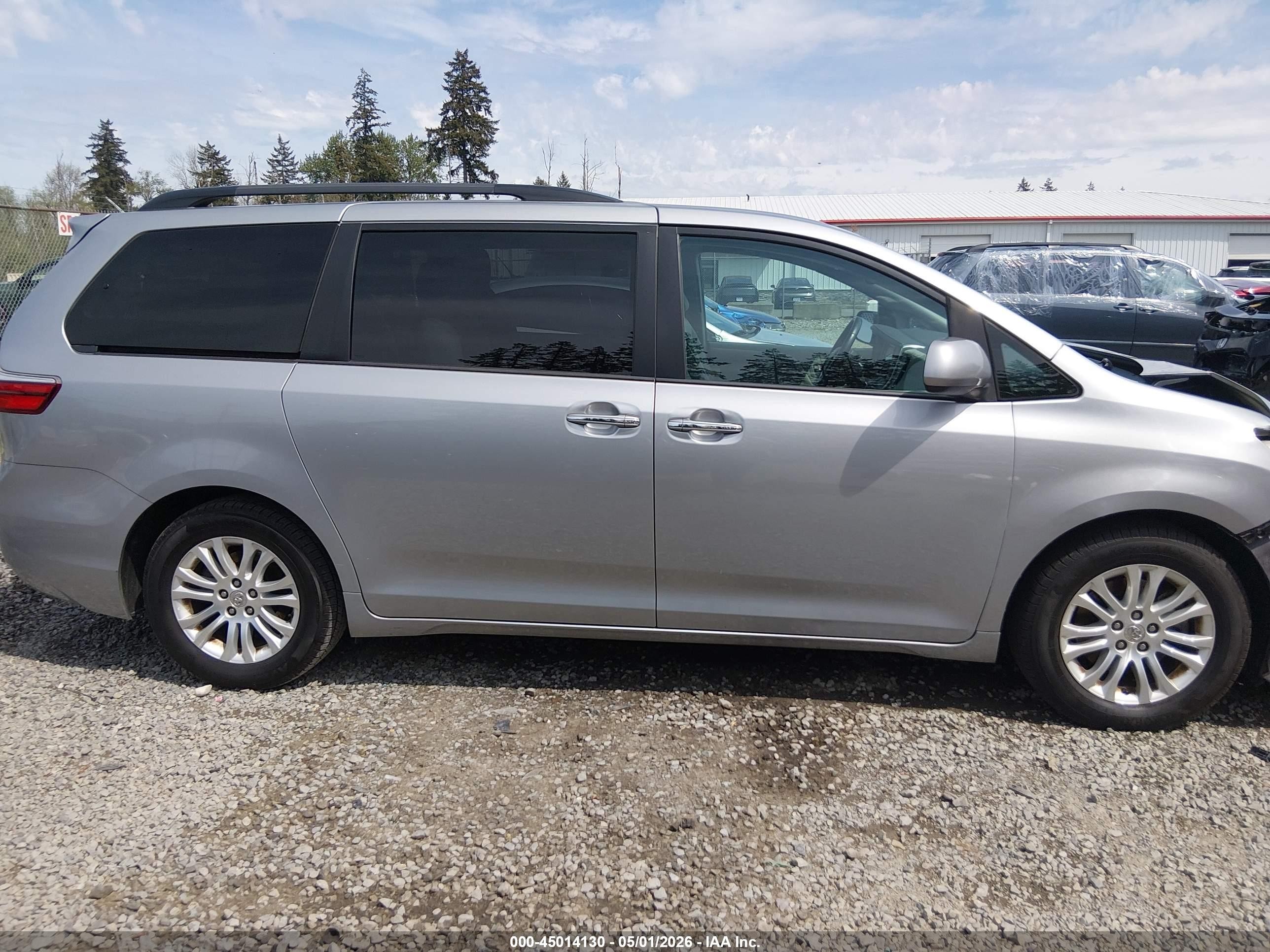 2015 Toyota Sienna Xle 8 Passenger Silver vin: 5TDYK3DC8FS586567