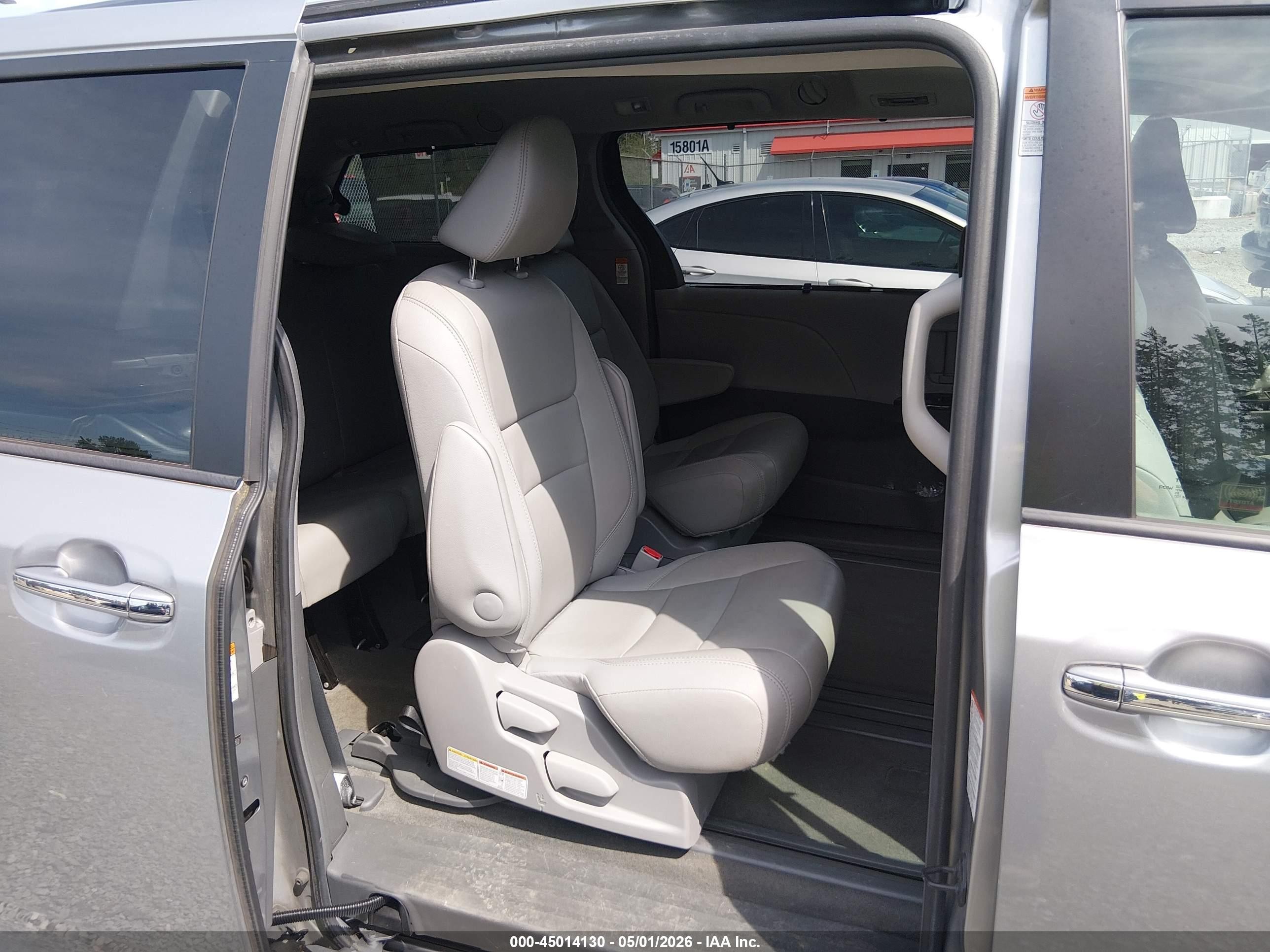 2015 Toyota Sienna Xle 8 Passenger Silver vin: 5TDYK3DC8FS586567