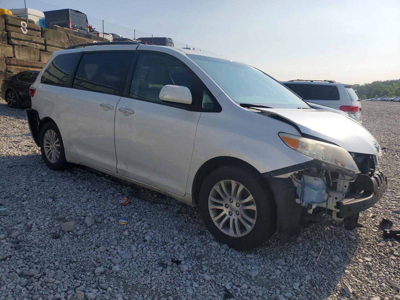 2015 Toyota Sienna Xle Premium 8-passenger White vin: 5TDYK3DC8FS602976