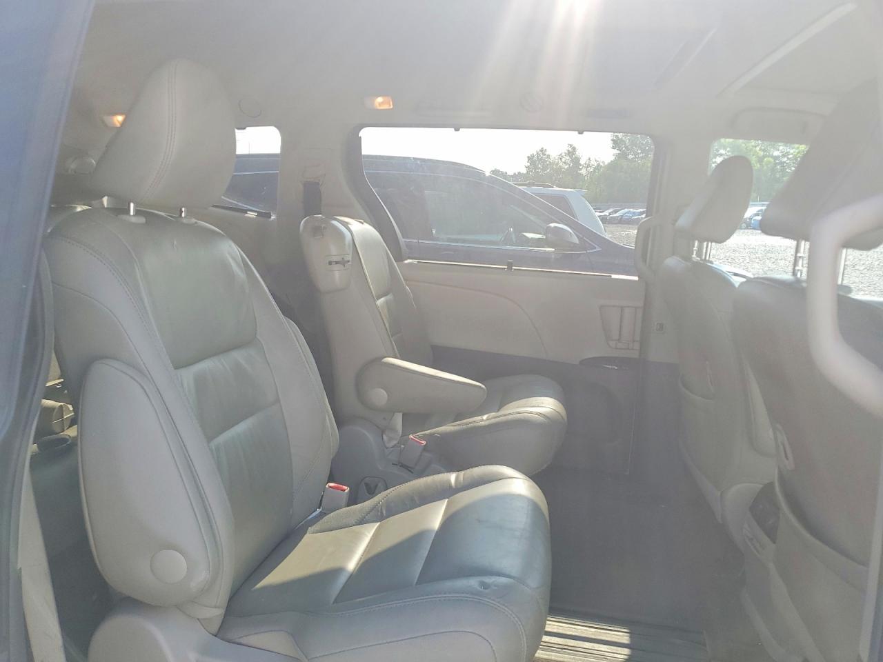 2015 Toyota Sienna Xle Premium 8-passenger White vin: 5TDYK3DC8FS602976