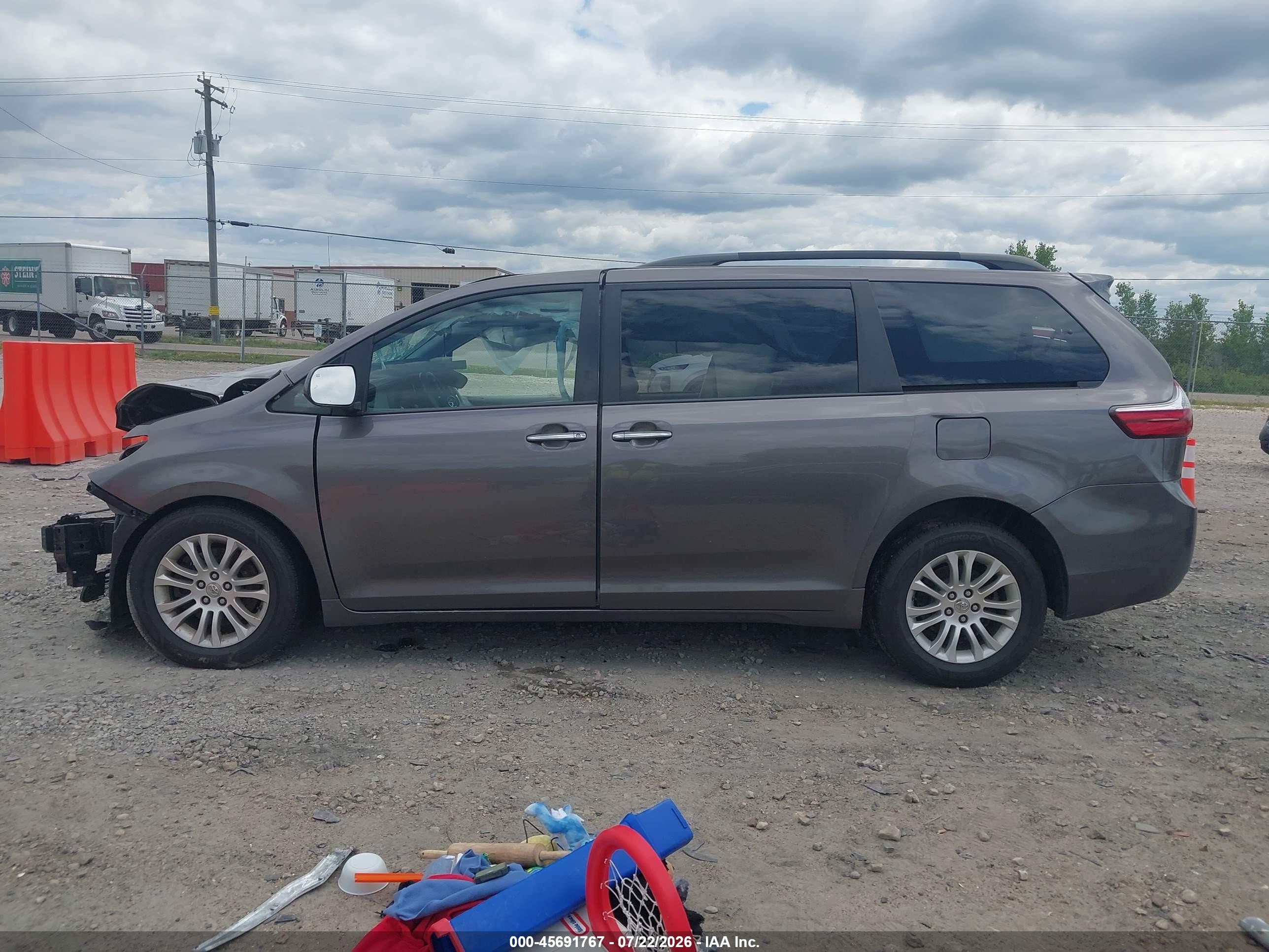 2015 Toyota Sienna Xle 8 Passenger Gray vin: 5TDYK3DC8FS604727