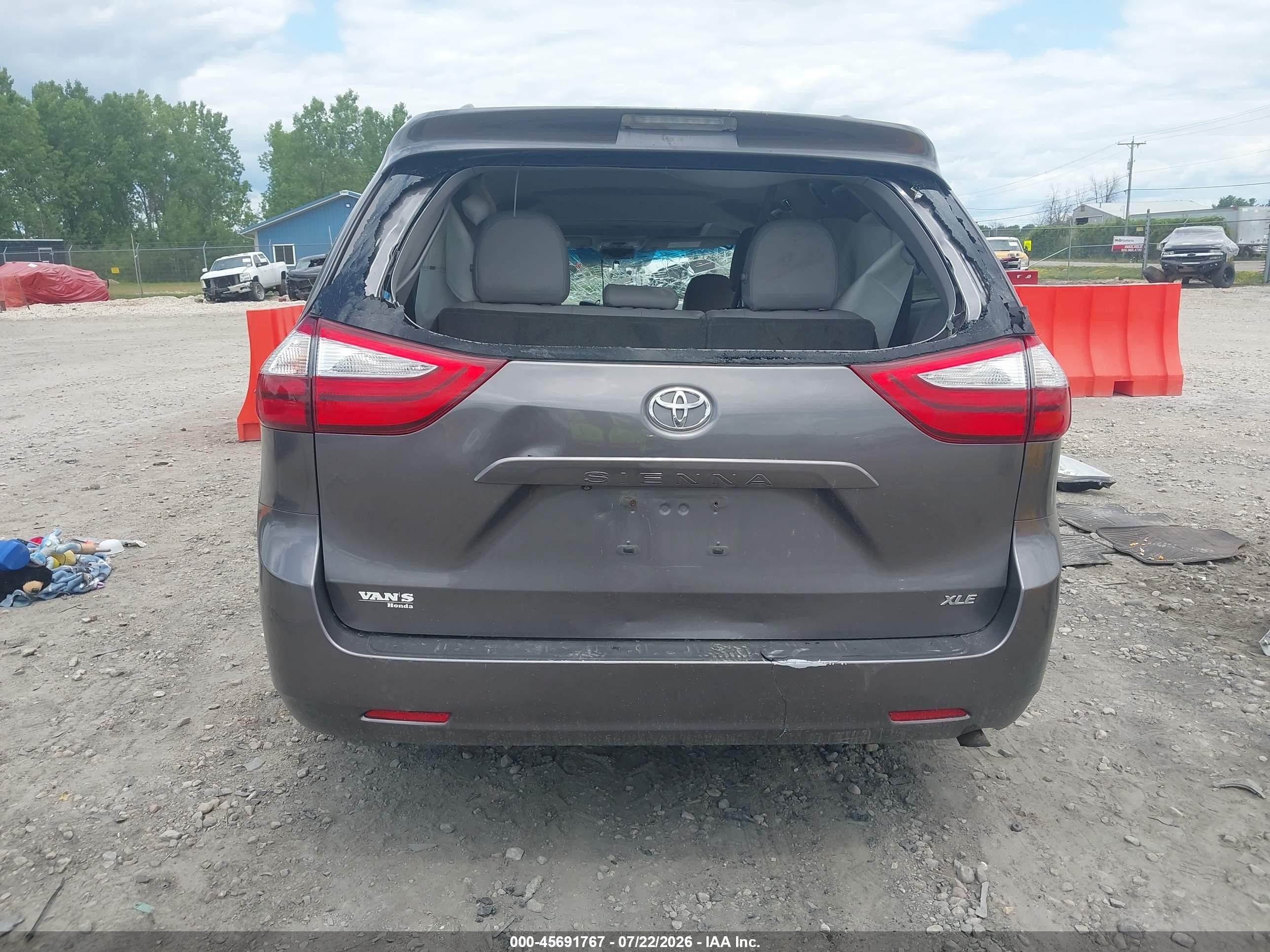 2015 Toyota Sienna Xle 8 Passenger Gray vin: 5TDYK3DC8FS604727