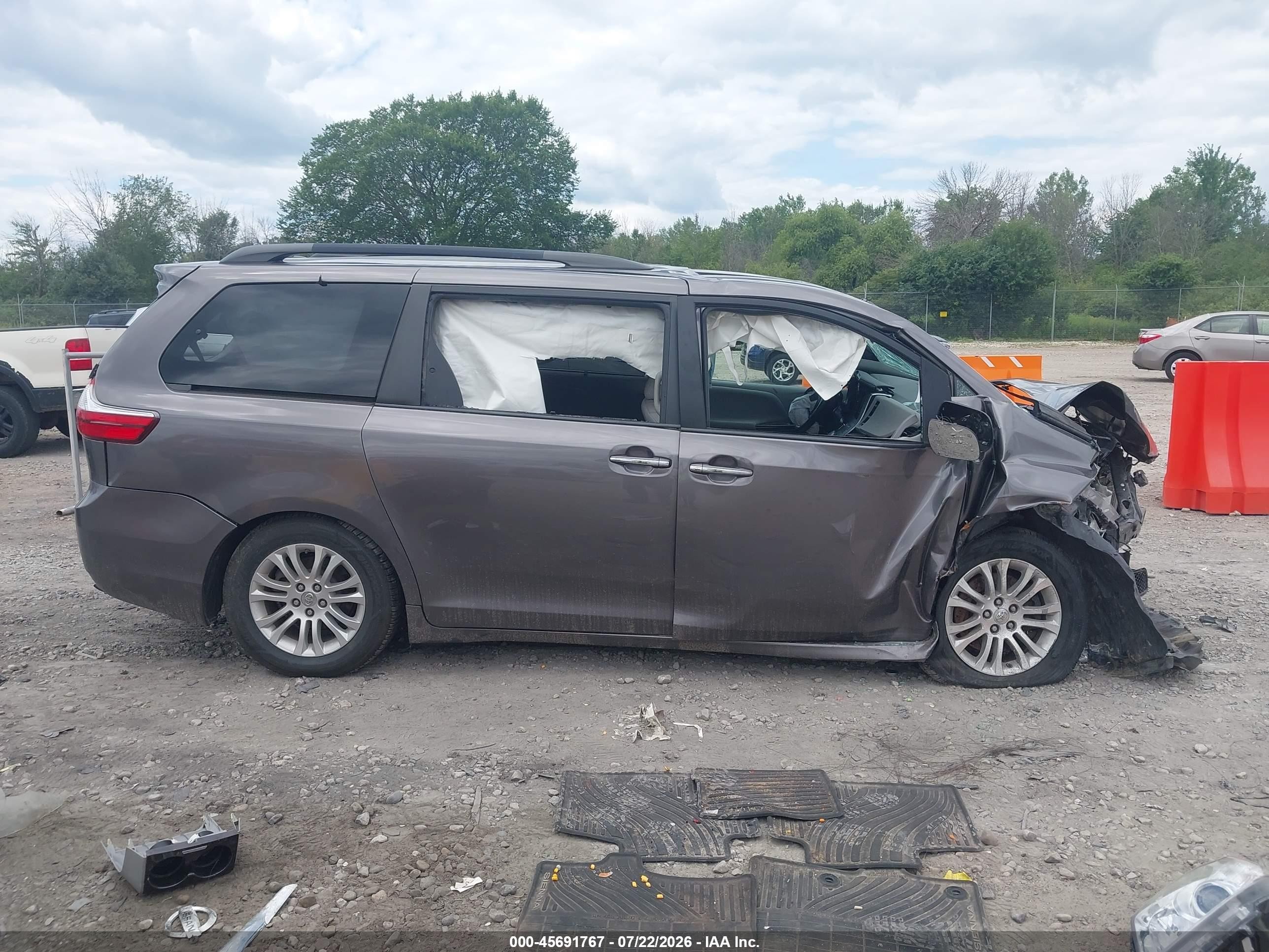 2015 Toyota Sienna Xle 8 Passenger Gray vin: 5TDYK3DC8FS604727