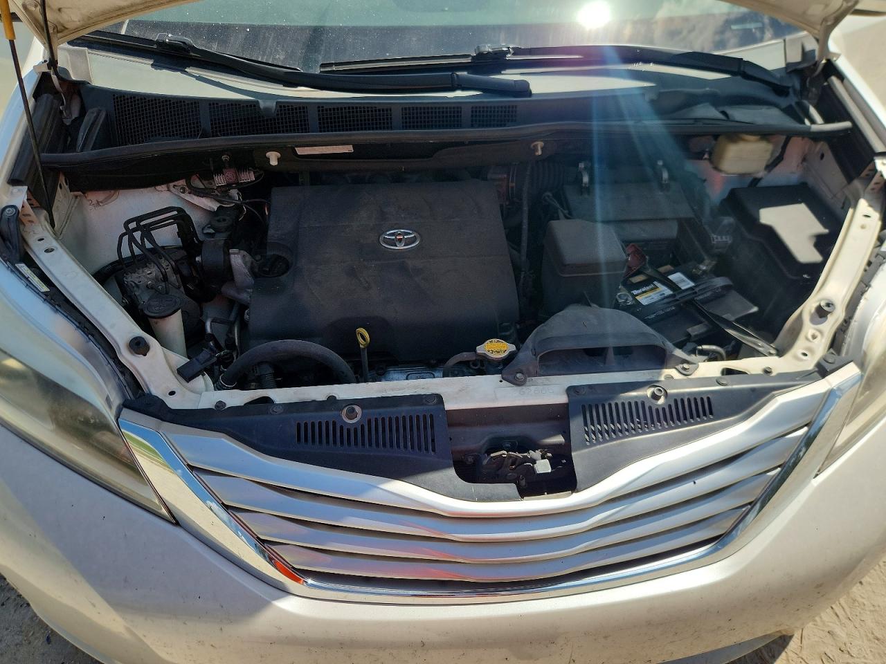 2015 Toyota Sienna Limited Premium 7-passenger White vin: 5TDYK3DC8FS622273
