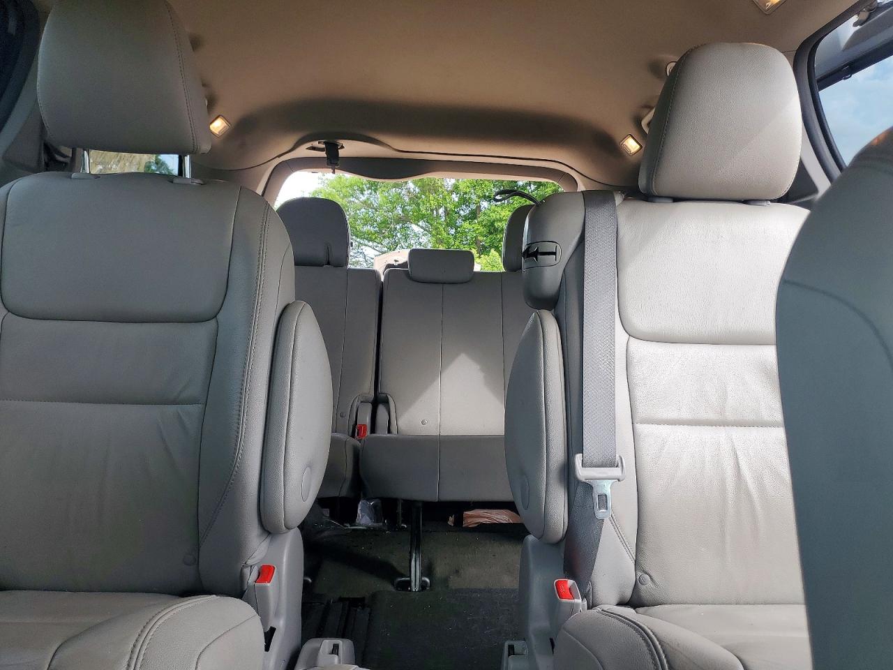 2015 Toyota Sienna Xle 8-passenger Silver vin: 5TDYK3DC8FS631779
