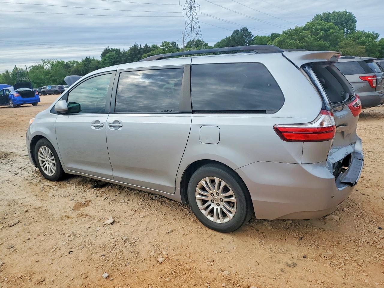 2015 Toyota Sienna Xle 8-passenger Silver vin: 5TDYK3DC8FS631779