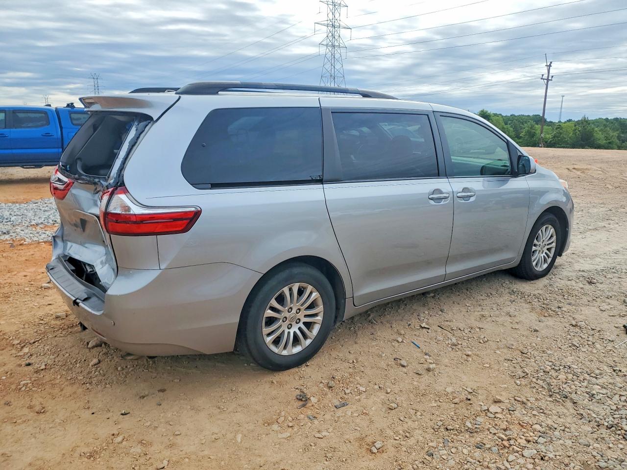 2015 Toyota Sienna Xle 8-passenger Silver vin: 5TDYK3DC8FS631779