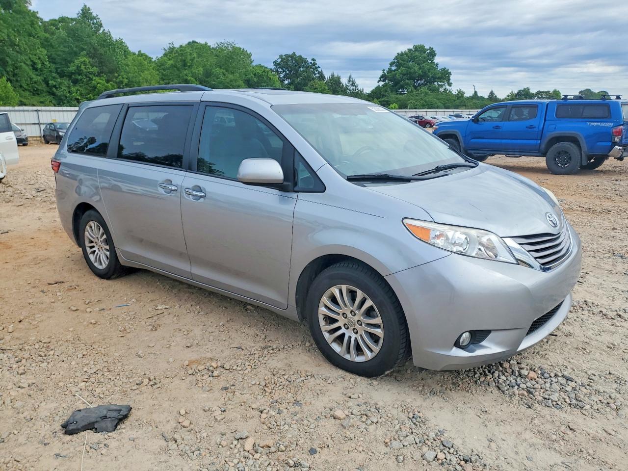 2015 Toyota Sienna Xle 8-passenger Silver vin: 5TDYK3DC8FS631779