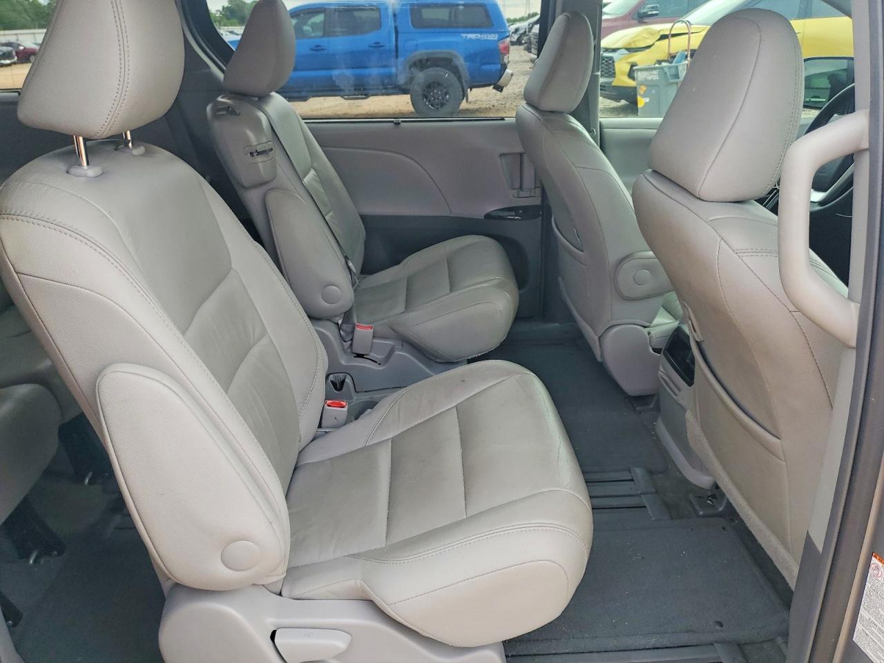 2015 Toyota Sienna Xle 8-passenger Silver vin: 5TDYK3DC8FS631779