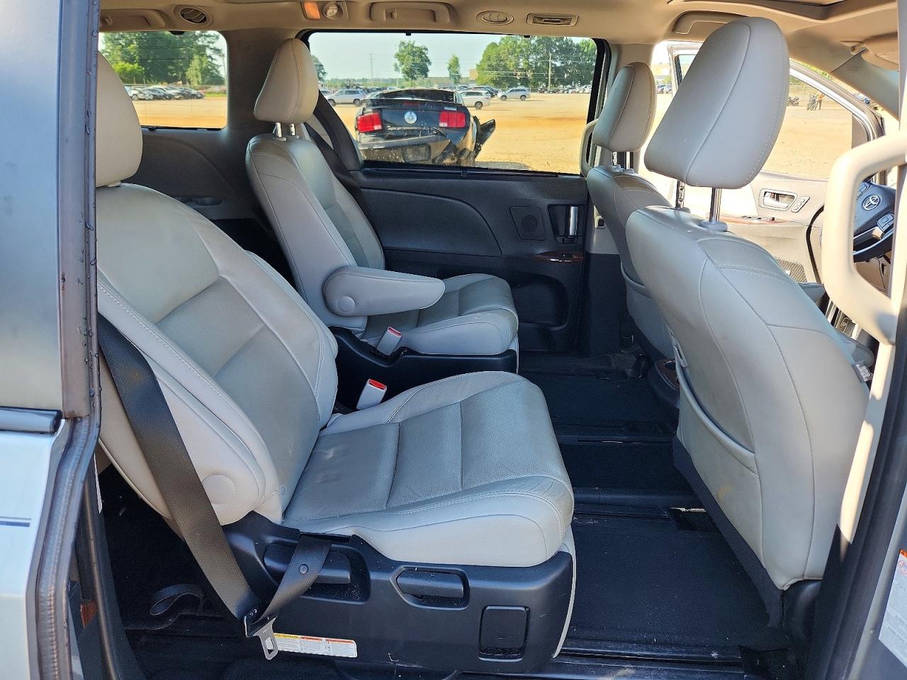 2015 Toyota Sienna Limited 7-passenger Silver vin: 5TDYK3DC8FS634908