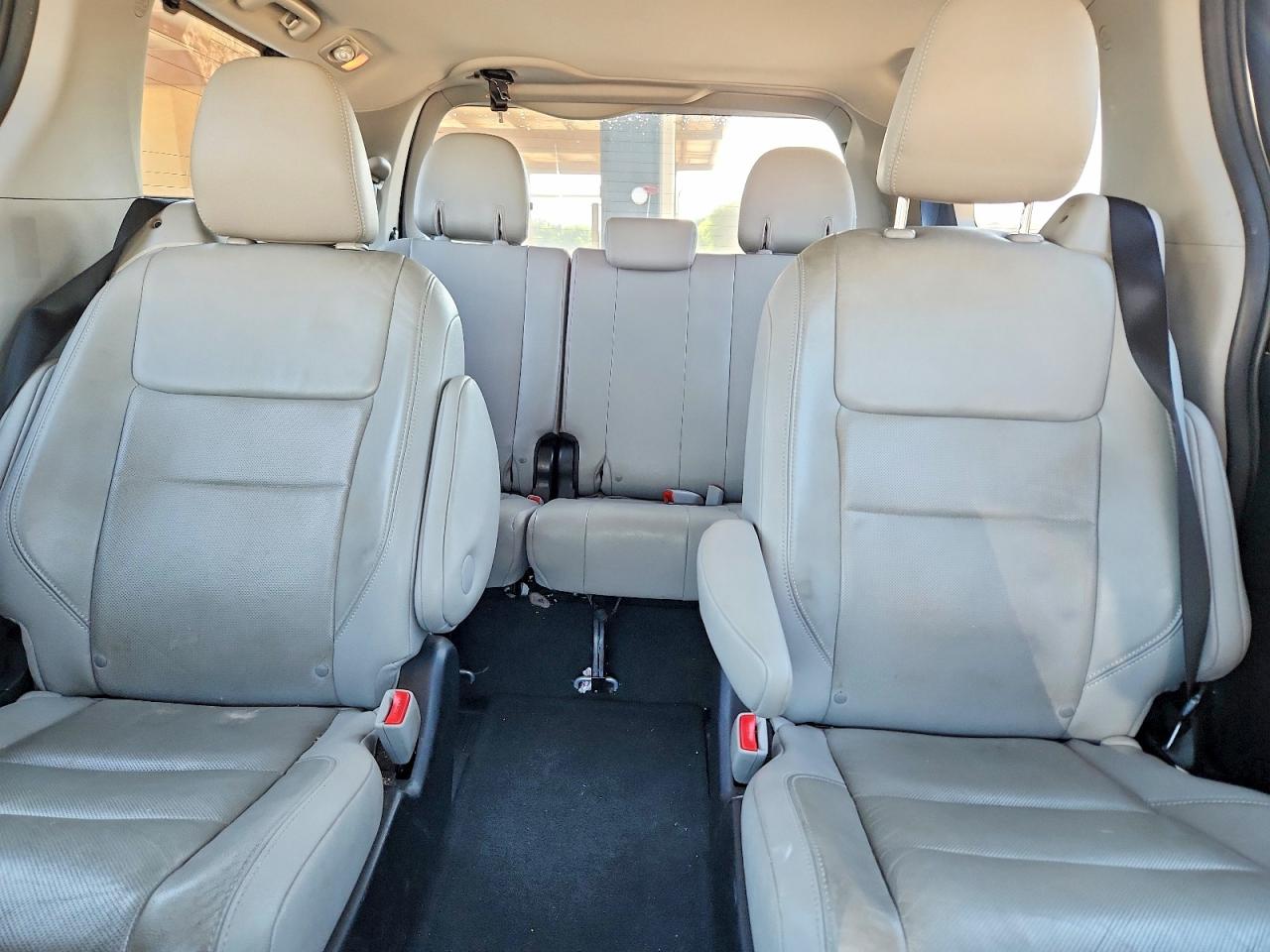2015 Toyota Sienna Limited 7-passenger Silver vin: 5TDYK3DC8FS634908