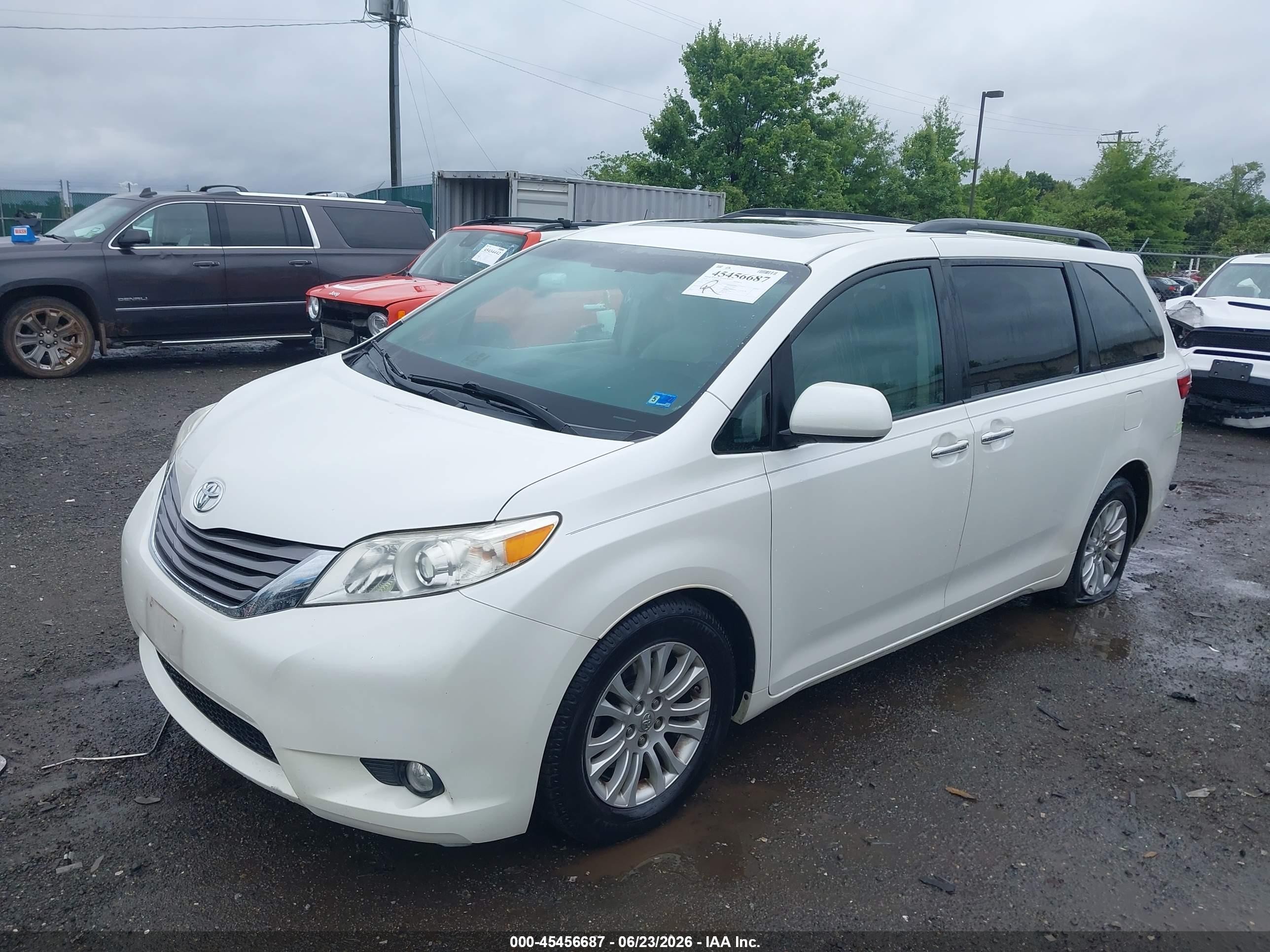 2015 Toyota Sienna Xle 8 Passenger White vin: 5TDYK3DC8FS643768