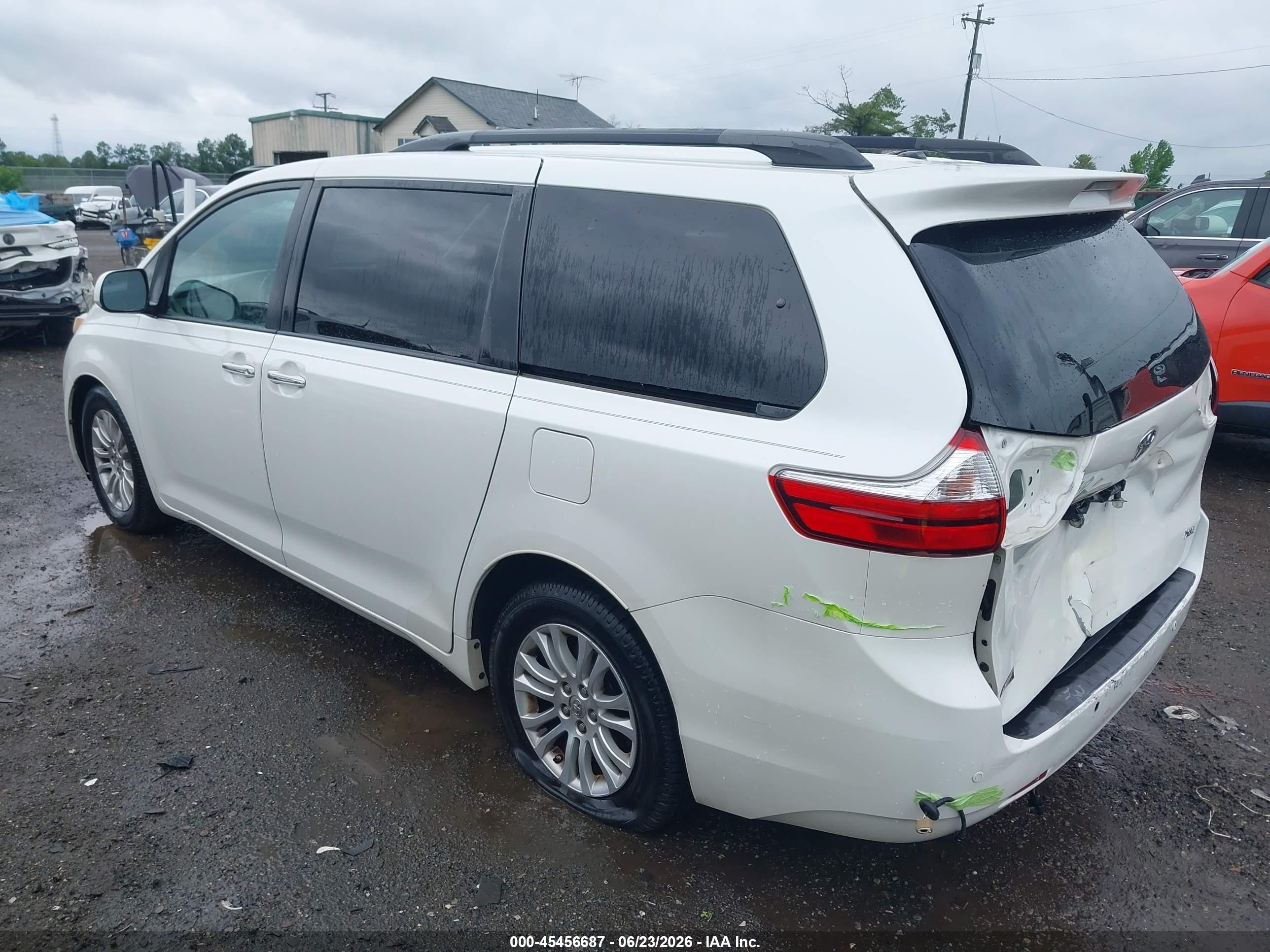 2015 Toyota Sienna Xle 8 Passenger White vin: 5TDYK3DC8FS643768