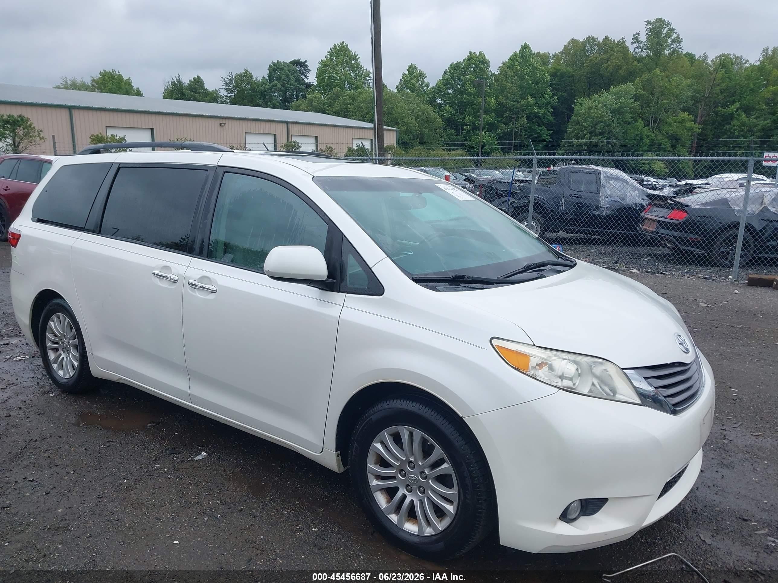 2015 Toyota Sienna Xle 8 Passenger White vin: 5TDYK3DC8FS643768