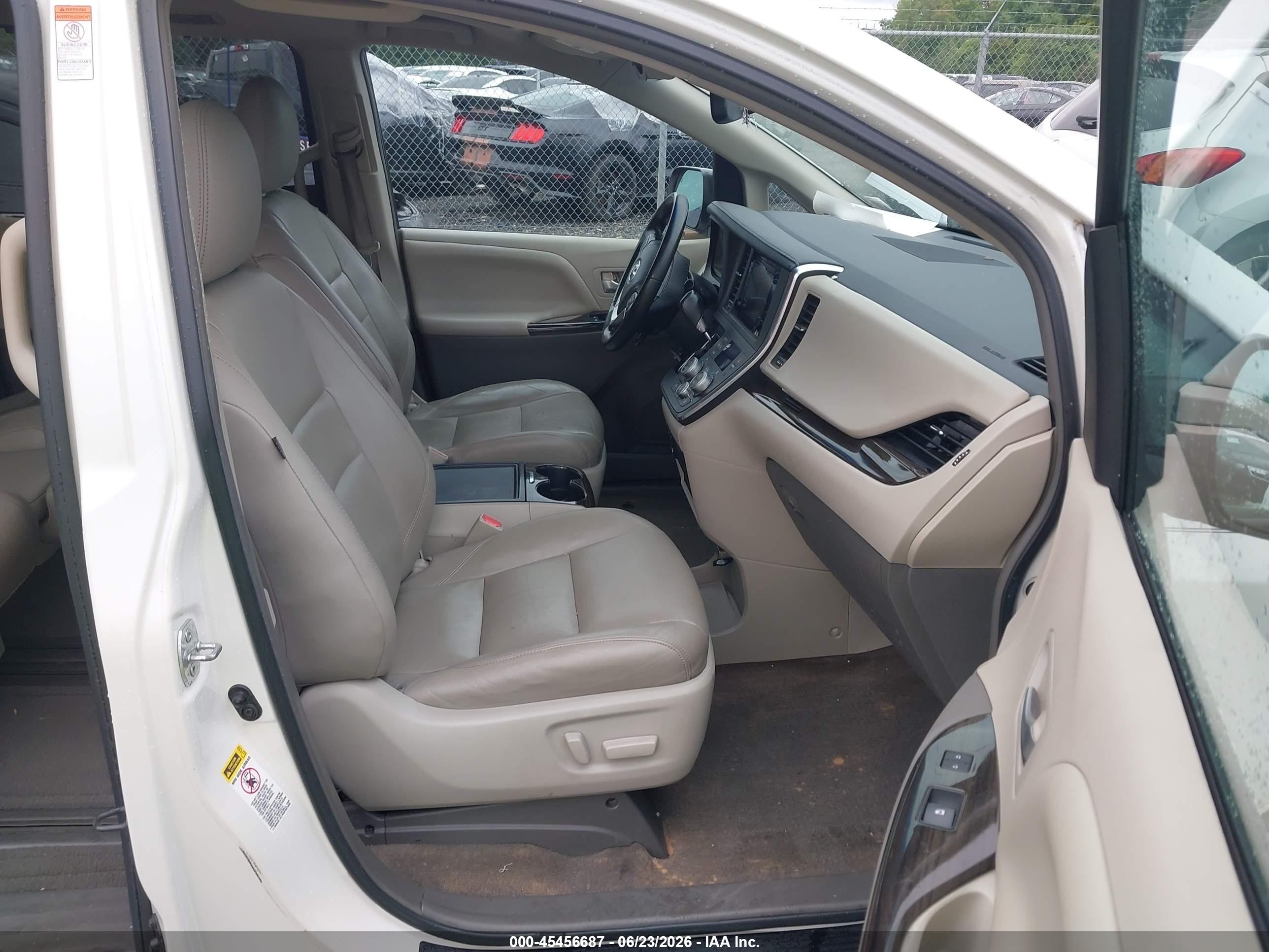 2015 Toyota Sienna Xle 8 Passenger White vin: 5TDYK3DC8FS643768