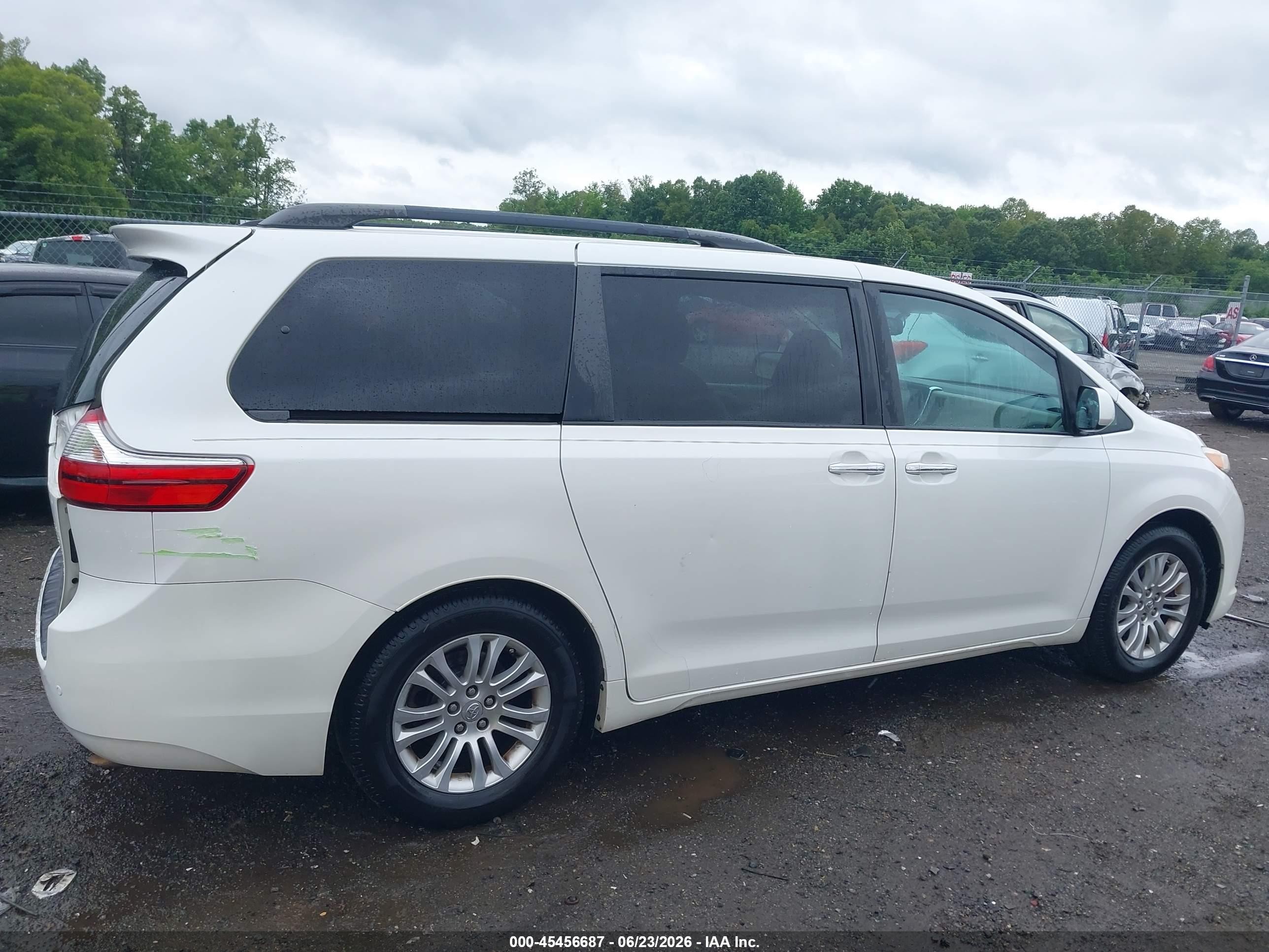 2015 Toyota Sienna Xle 8 Passenger White vin: 5TDYK3DC8FS643768