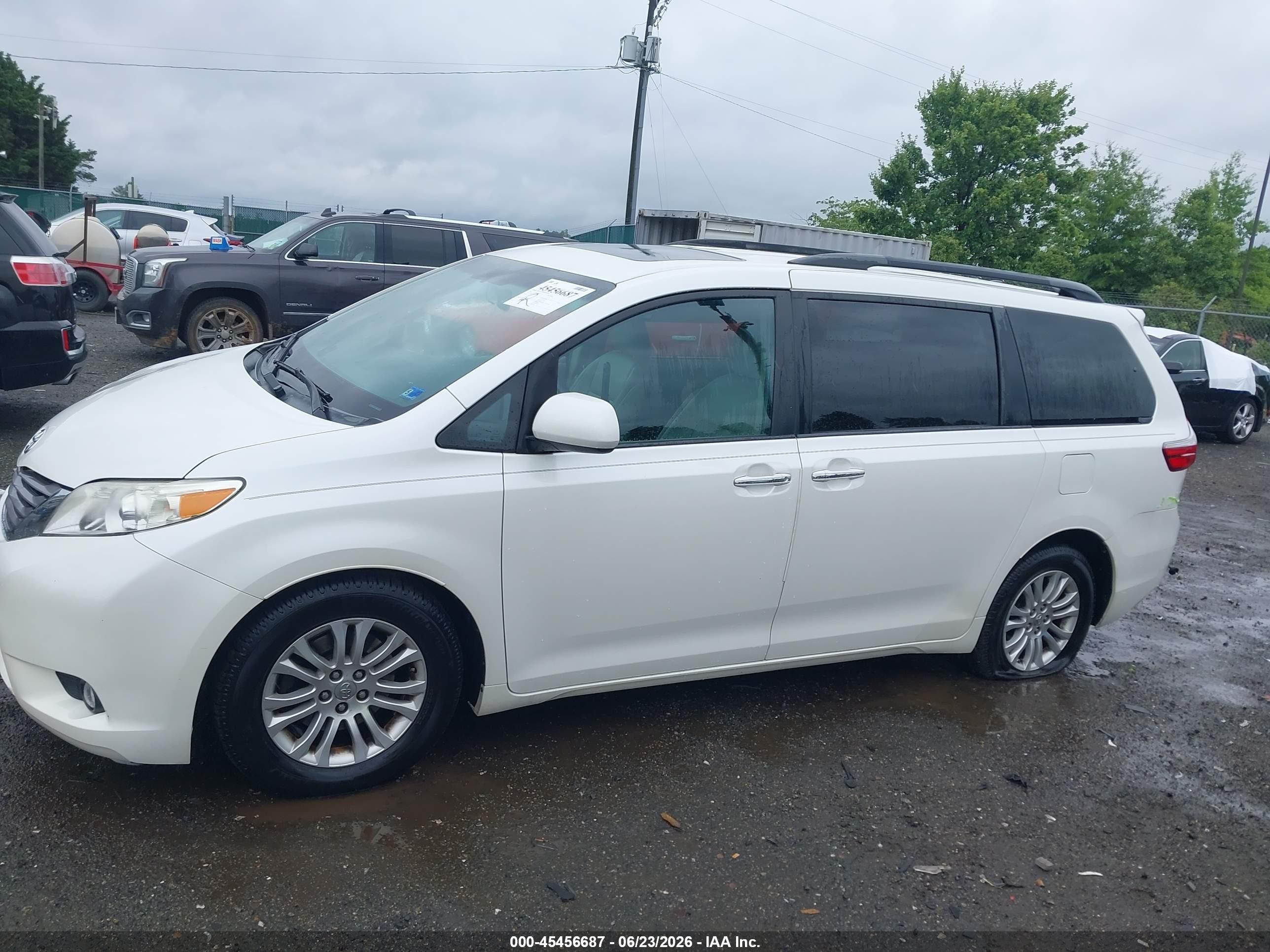 2015 Toyota Sienna Xle 8 Passenger White vin: 5TDYK3DC8FS643768
