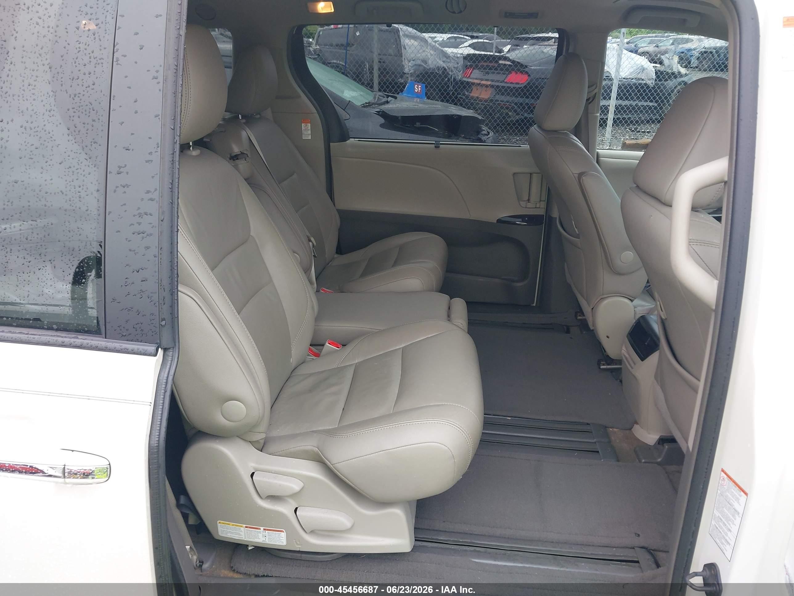 2015 Toyota Sienna Xle 8 Passenger White vin: 5TDYK3DC8FS643768