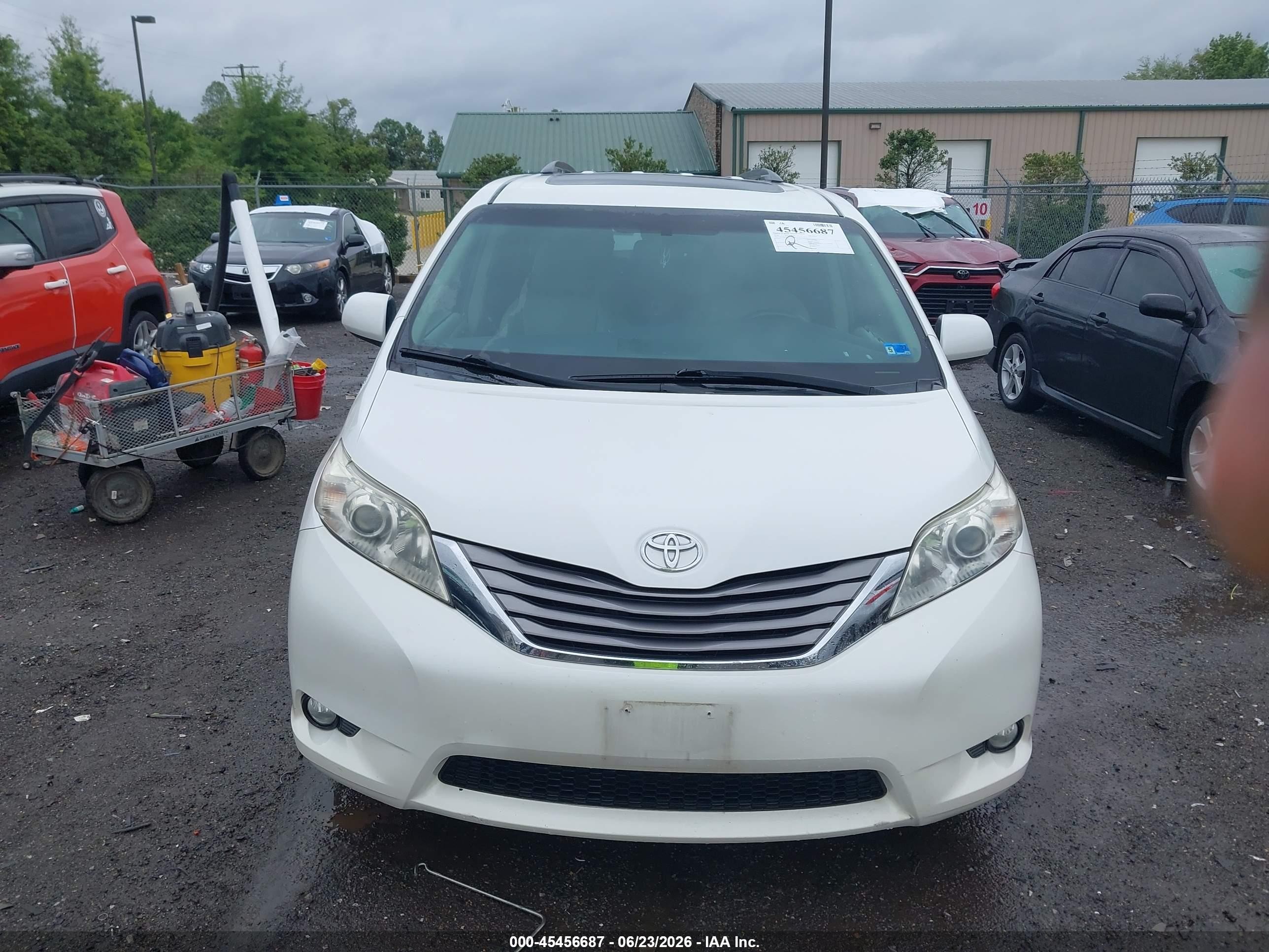 2015 Toyota Sienna Xle 8 Passenger White vin: 5TDYK3DC8FS643768