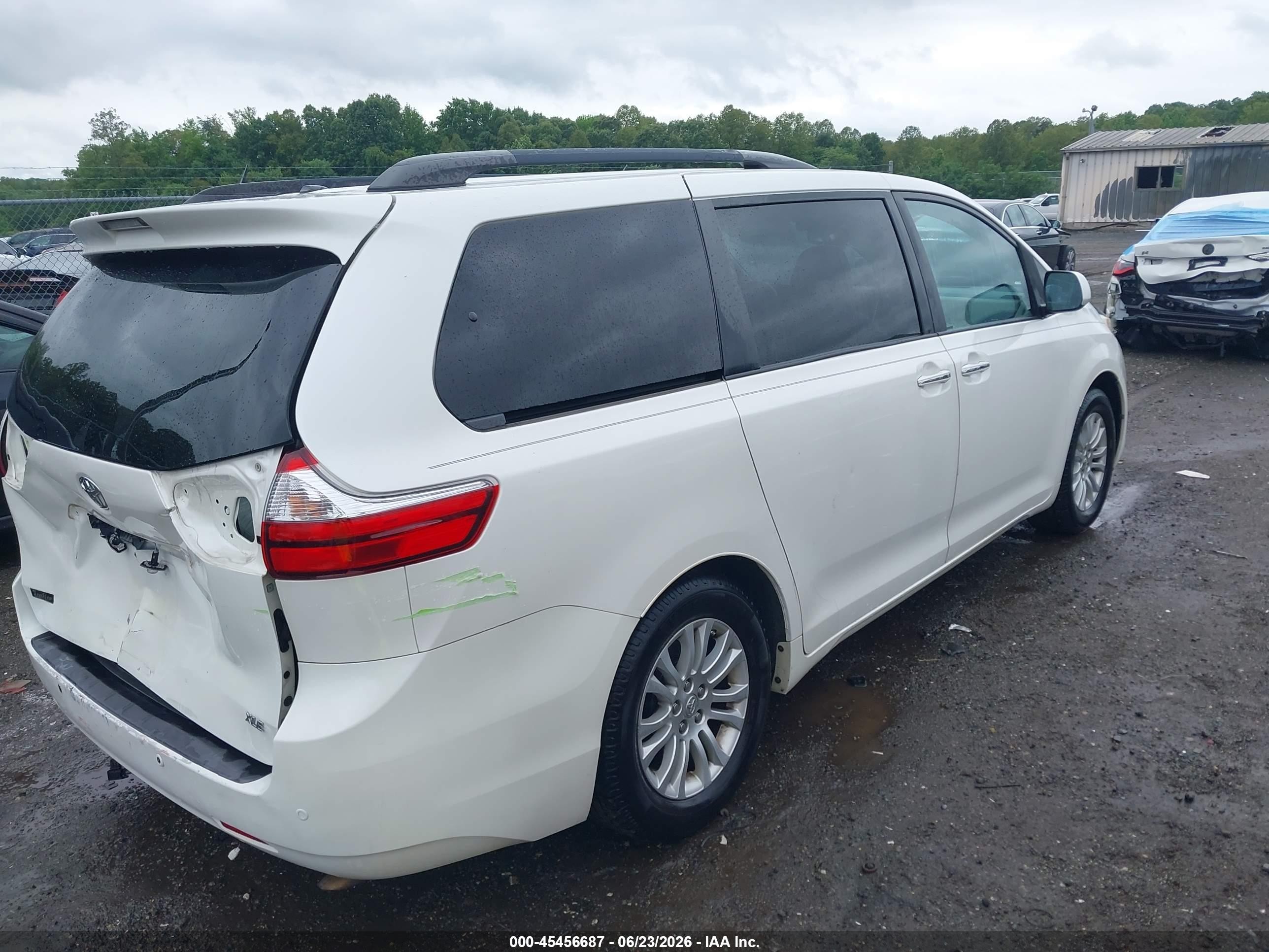 2015 Toyota Sienna Xle 8 Passenger White vin: 5TDYK3DC8FS643768