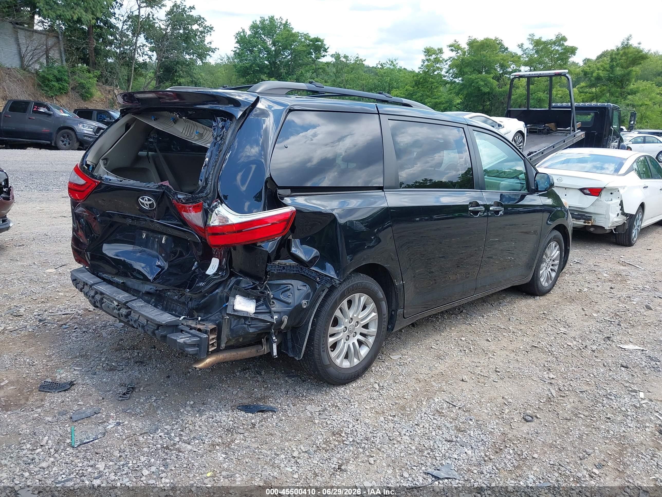 2015 Toyota Sienna Xle 8 Passenger Black vin: 5TDYK3DC8FS676494