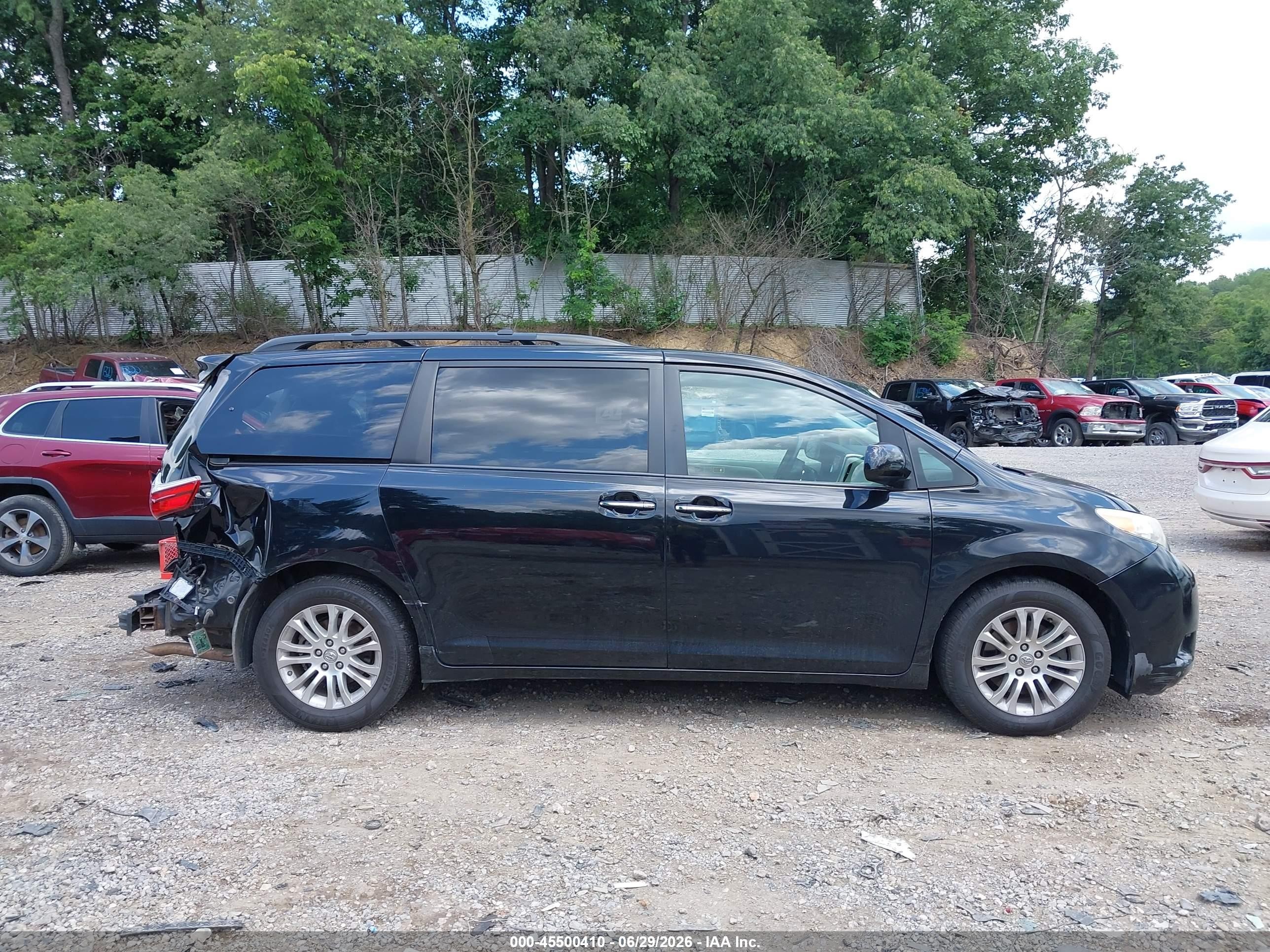 2015 Toyota Sienna Xle 8 Passenger Black vin: 5TDYK3DC8FS676494