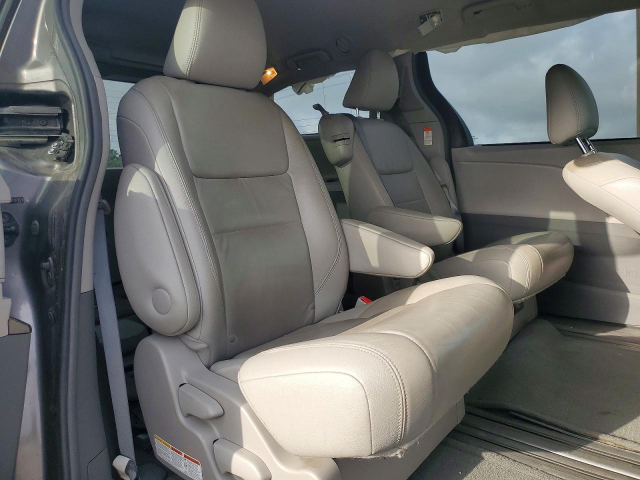 2015 Toyota Sienna Xle Premium 8-passenger Tan vin: 5TDYK3DC8FS677676