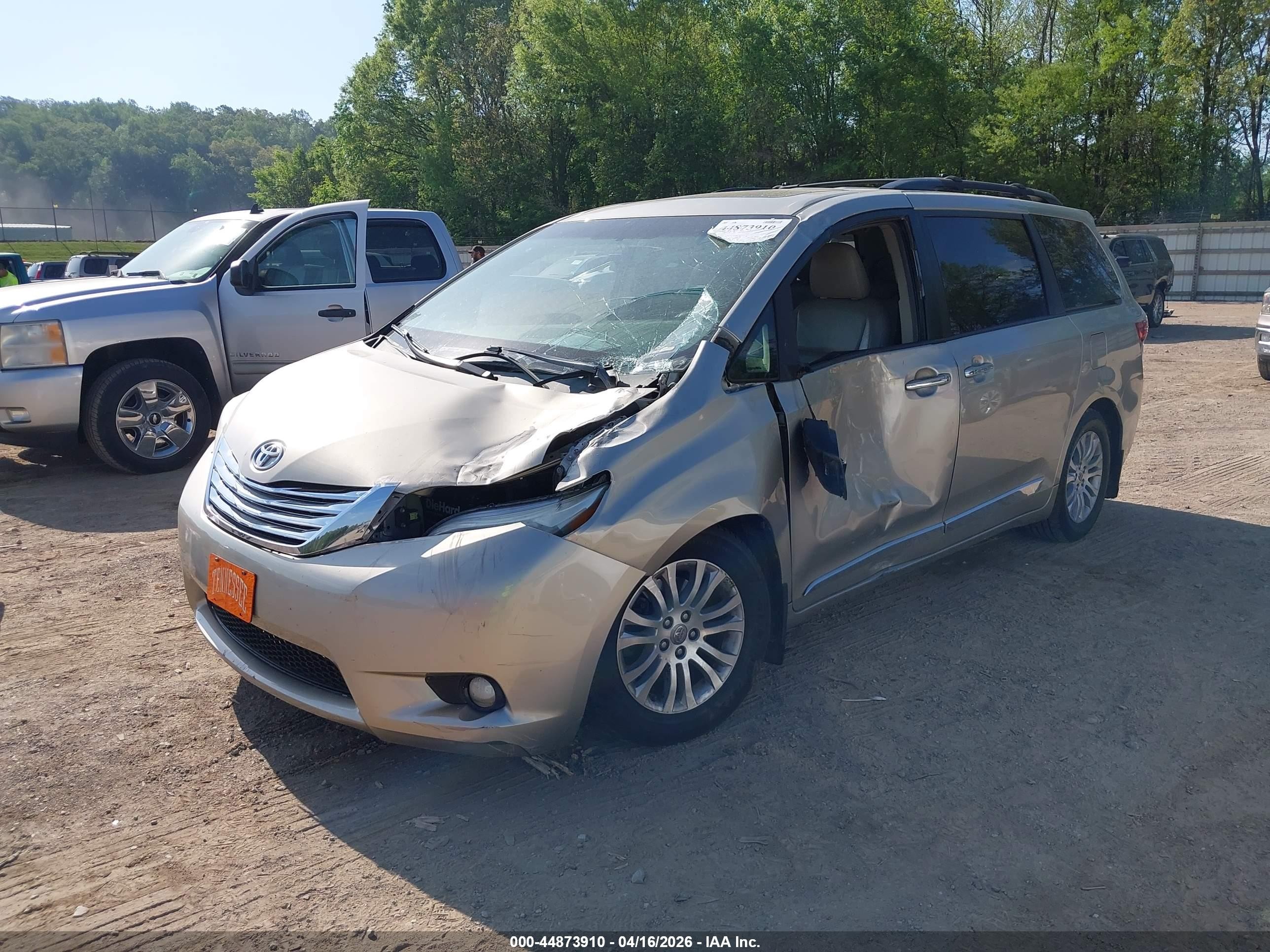 2015 Toyota Sienna Xle Premium 8 Passenger Silver vin: 5TDYK3DC8FS679511
