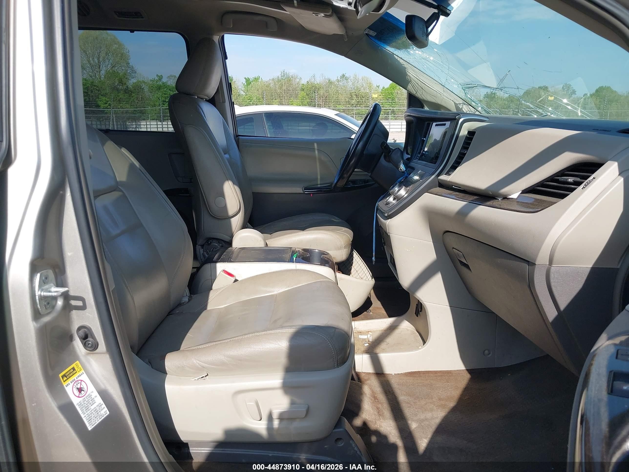 2015 Toyota Sienna Xle Premium 8 Passenger Silver vin: 5TDYK3DC8FS679511