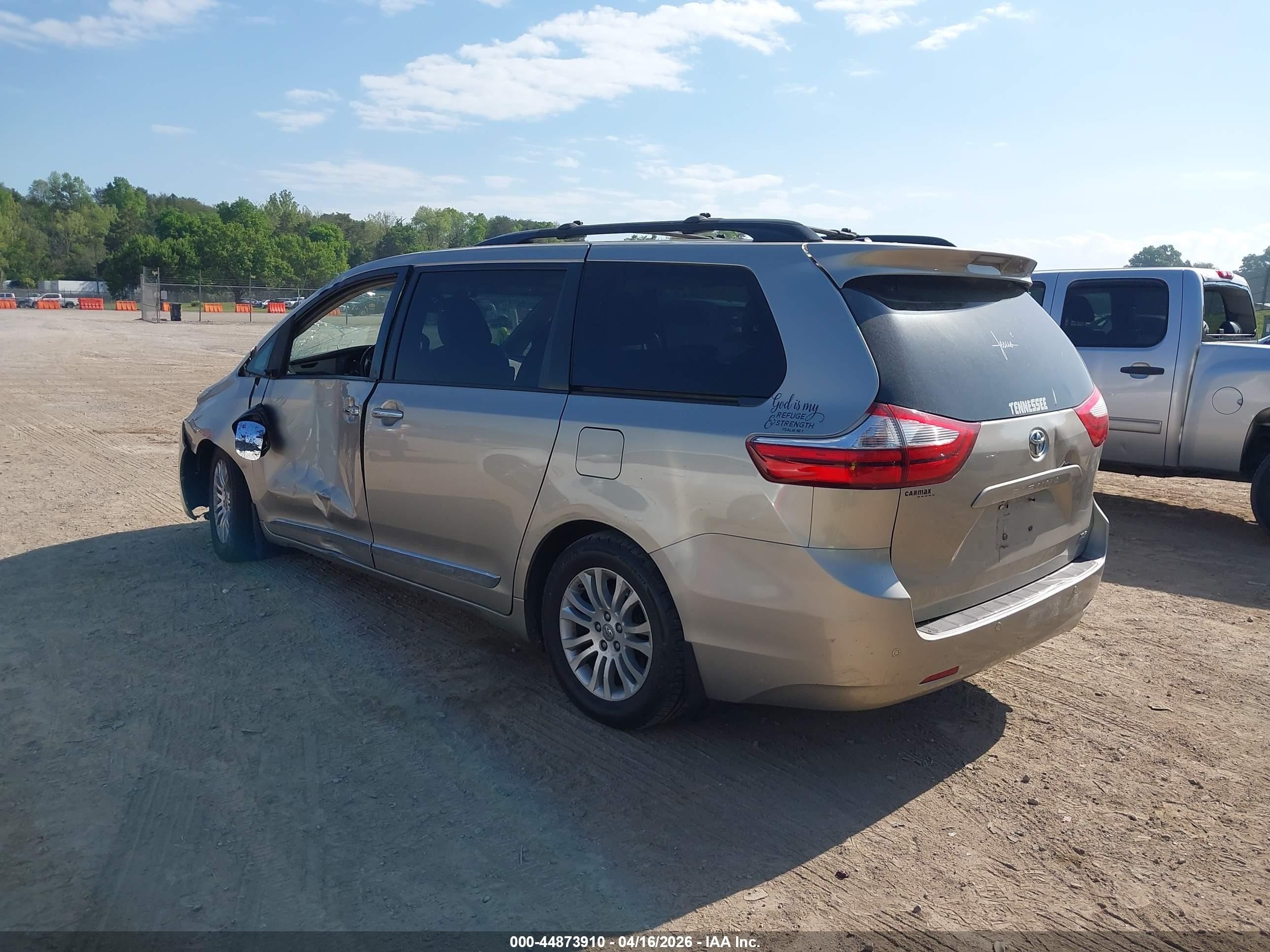 2015 Toyota Sienna Xle Premium 8 Passenger Silver vin: 5TDYK3DC8FS679511