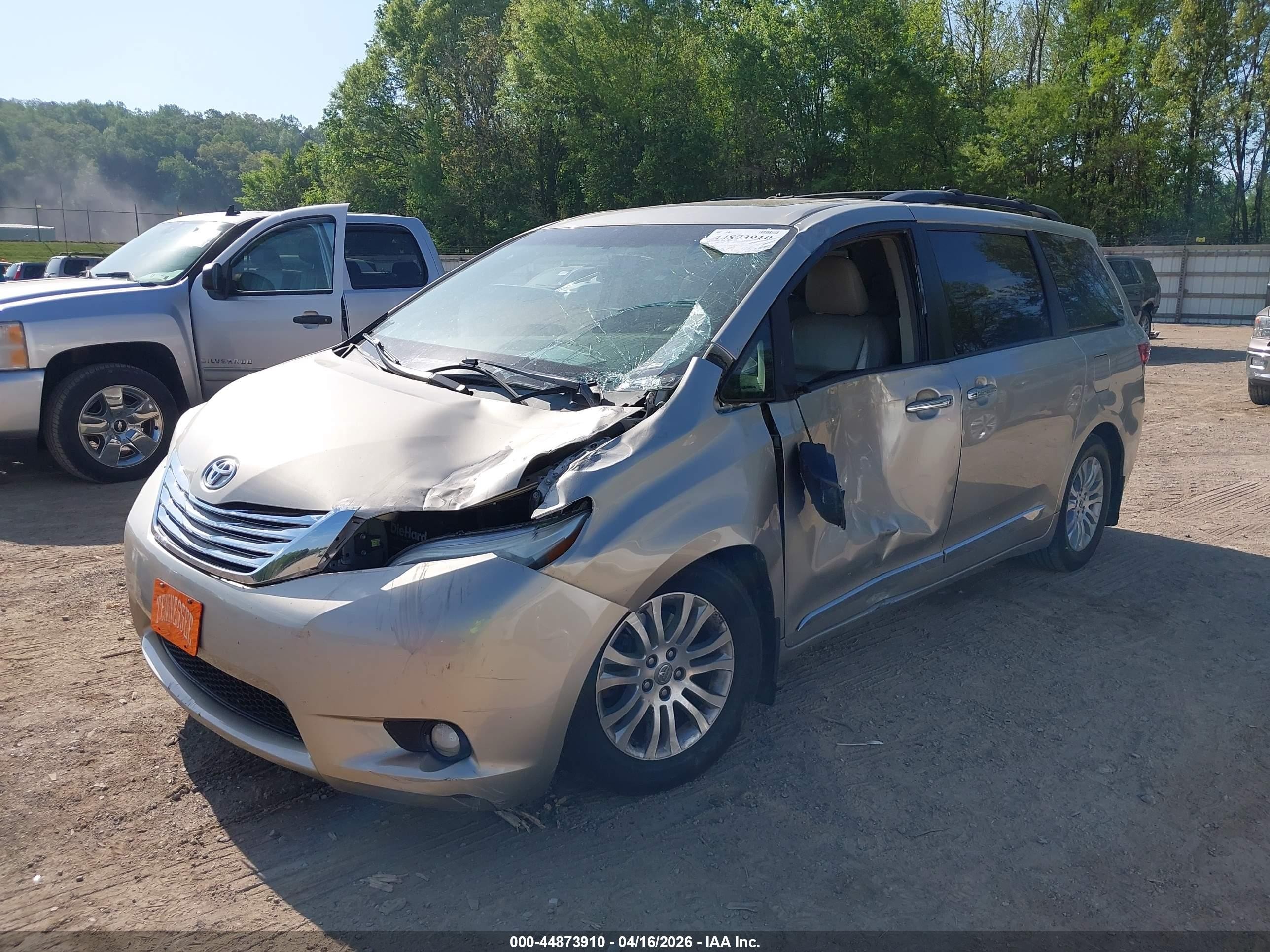 2015 Toyota Sienna Xle Premium 8 Passenger Silver vin: 5TDYK3DC8FS679511