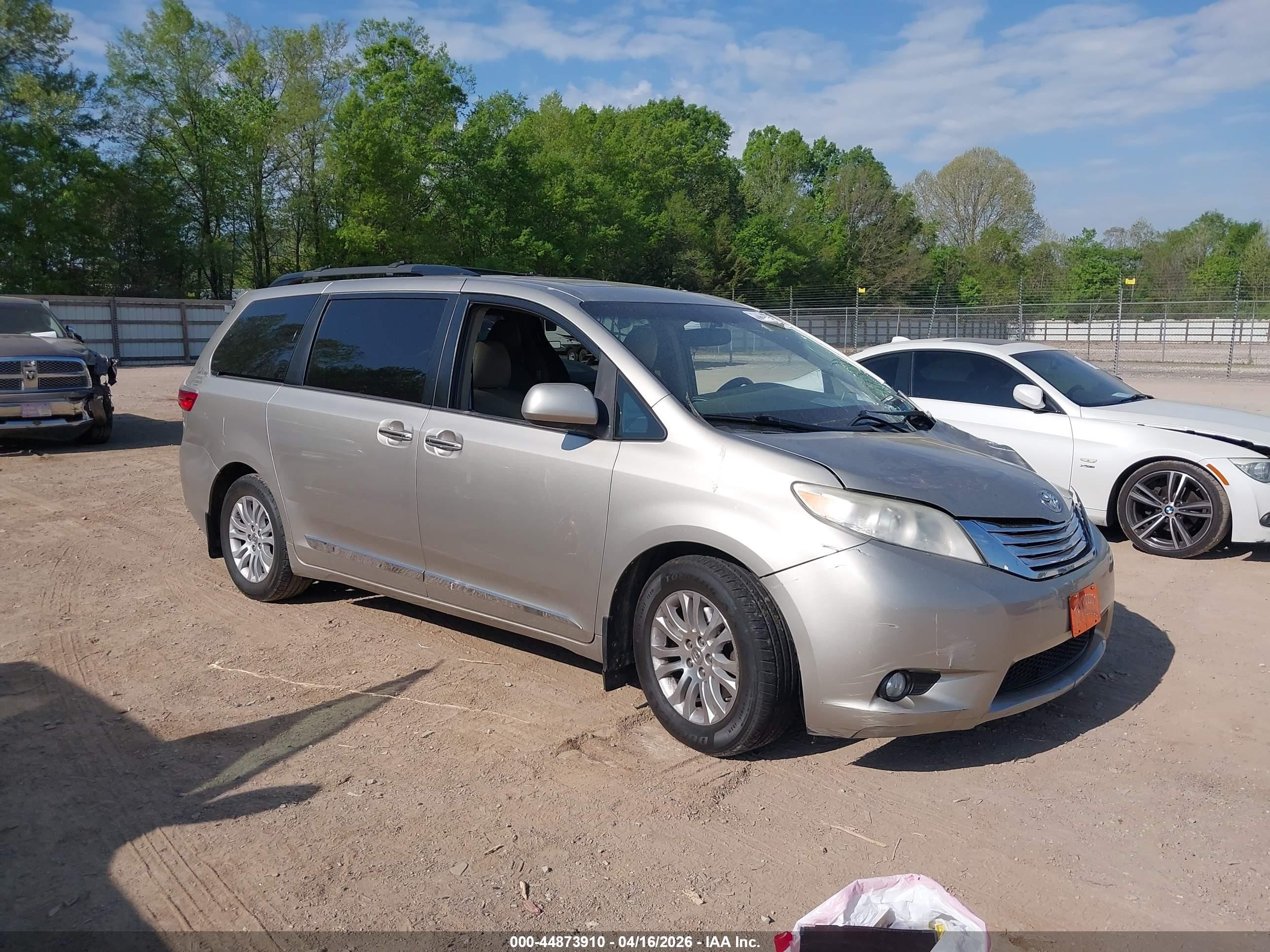 2015 Toyota Sienna Xle Premium 8 Passenger Silver vin: 5TDYK3DC8FS679511