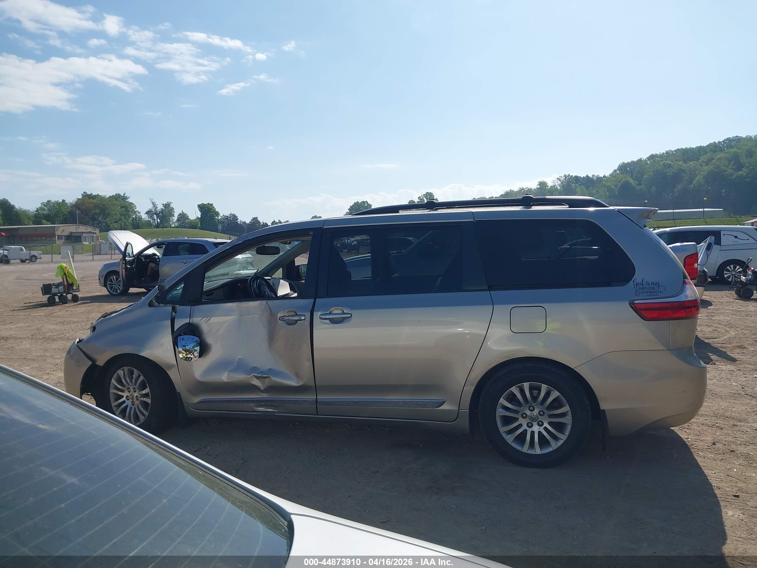 2015 Toyota Sienna Xle Premium 8 Passenger Silver vin: 5TDYK3DC8FS679511