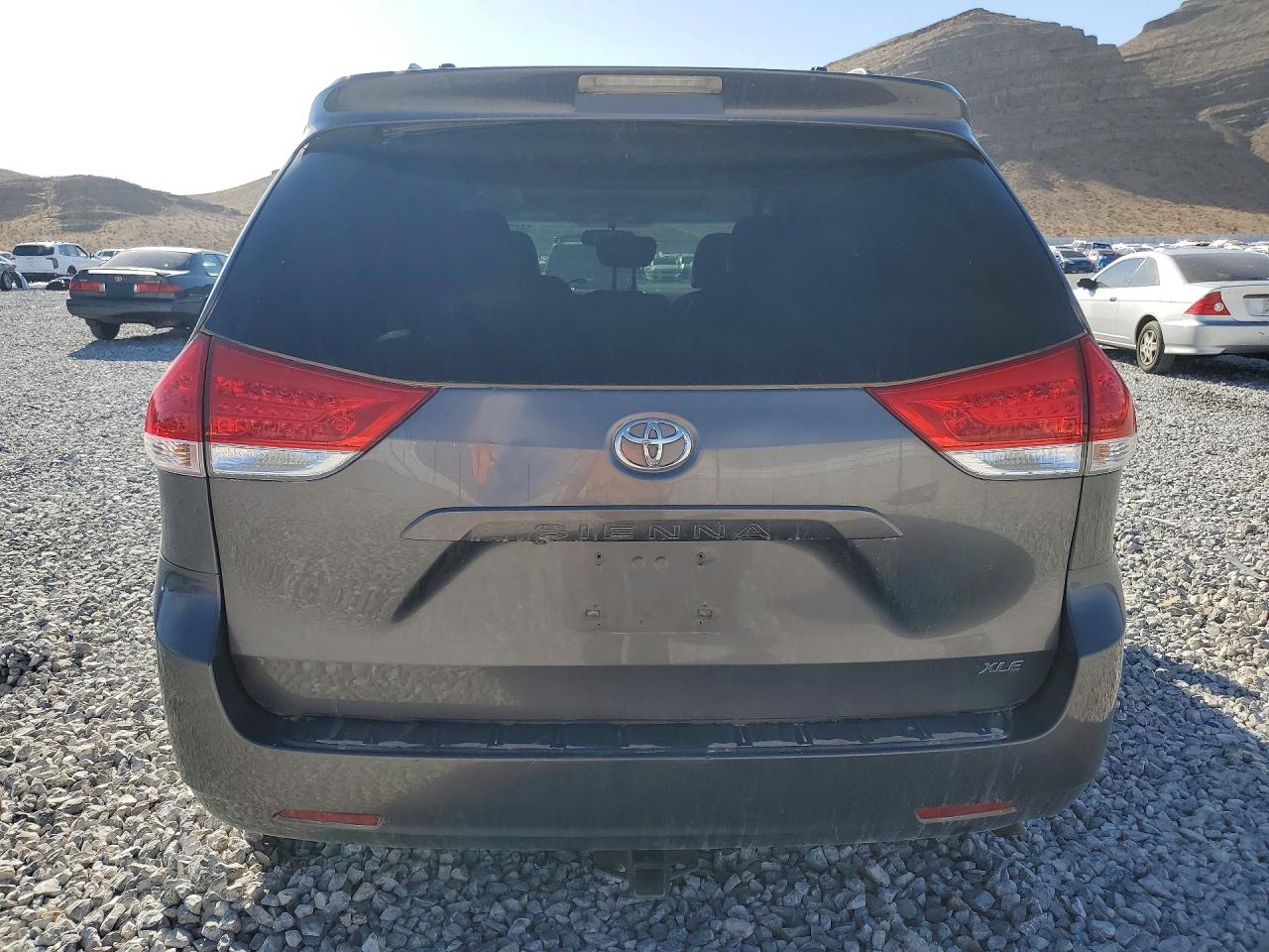 2011 Toyota Sienna Xle 8-passenger Gray vin: 5TDYK3DC9BS020556