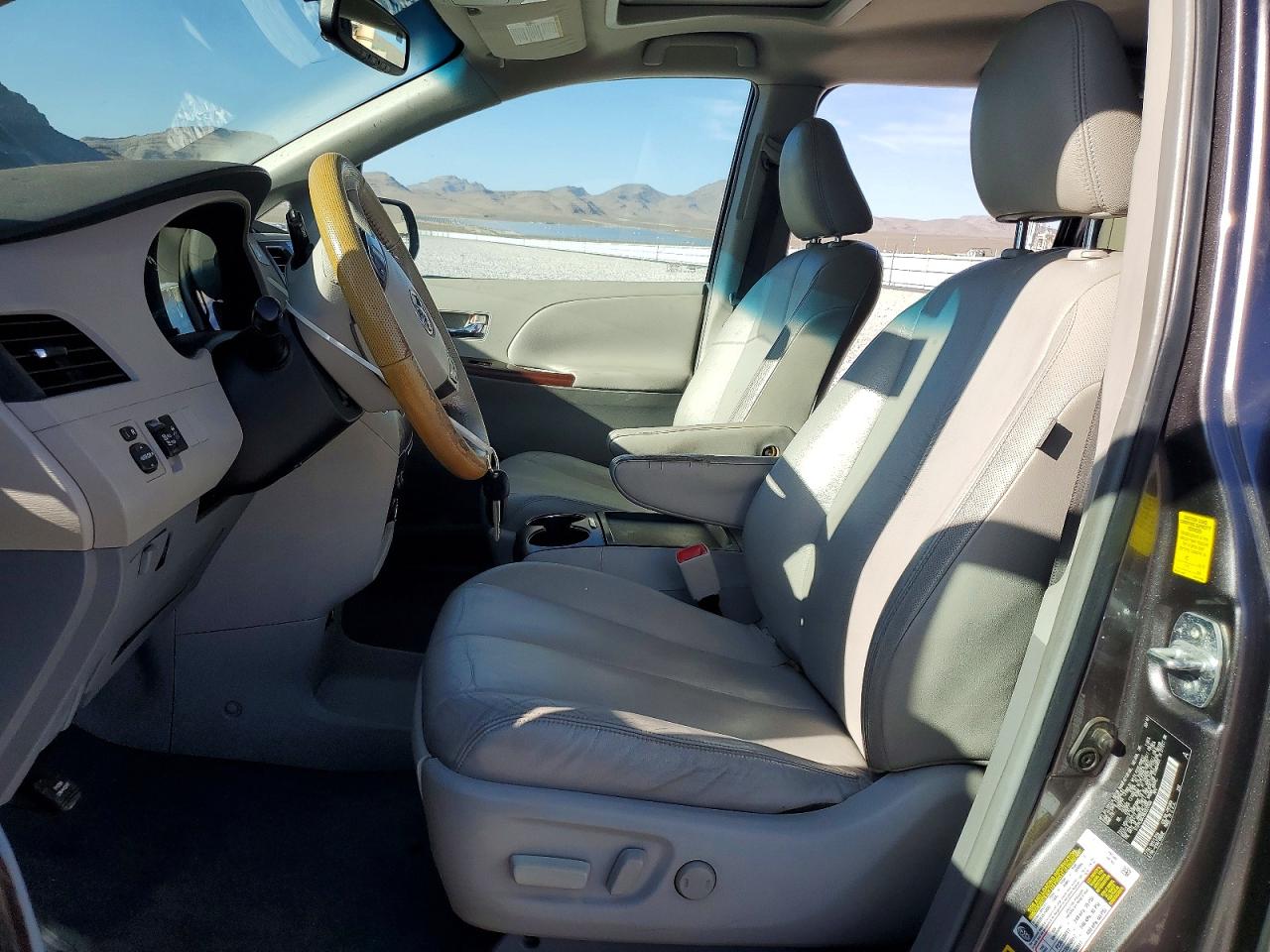 2011 Toyota Sienna Xle 8-passenger Gray vin: 5TDYK3DC9BS020556