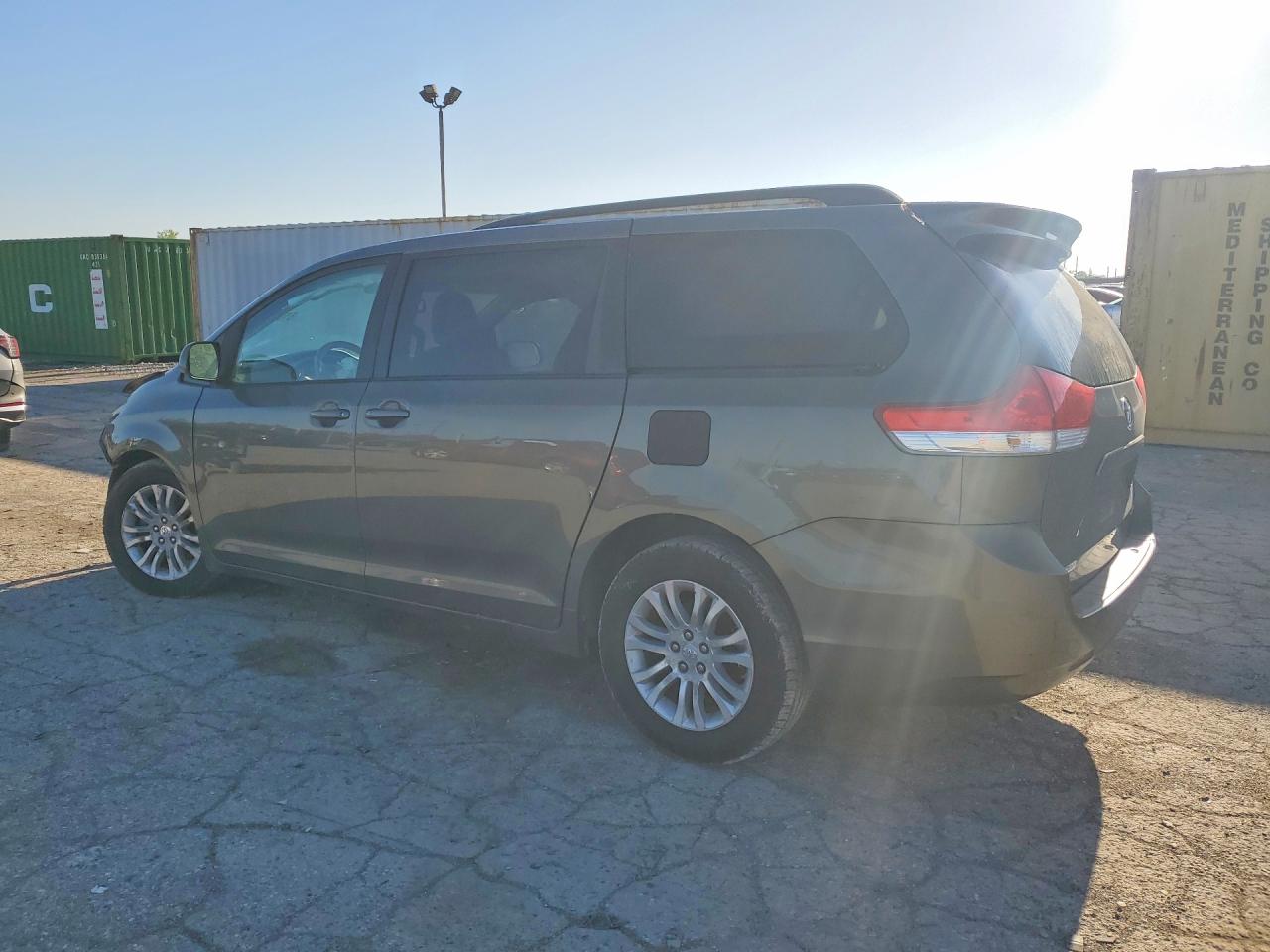 2011 Toyota Sienna Xle 8-passenger Gray vin: 5TDYK3DC9BS037857