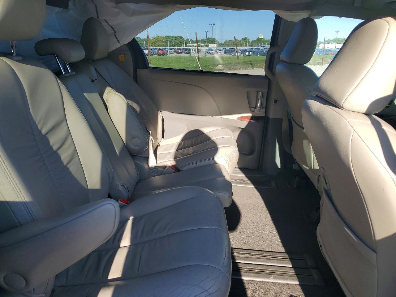 2011 Toyota Sienna Xle 8-passenger Gray vin: 5TDYK3DC9BS037857