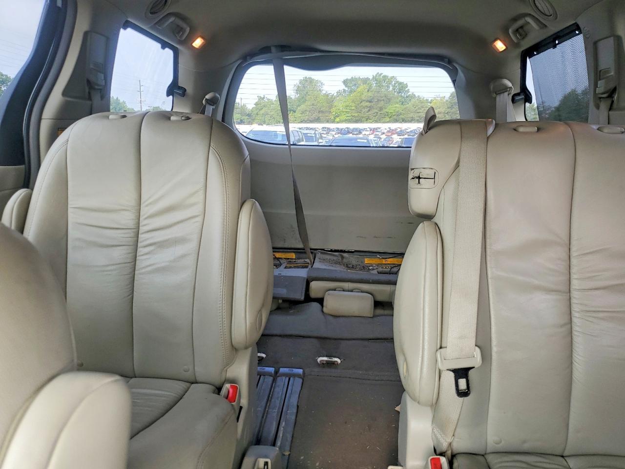 2011 Toyota Sienna Xle 8-passenger White vin: 5TDYK3DC9BS041357