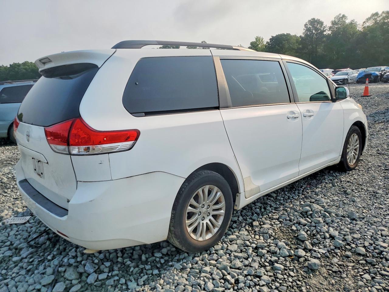 2011 Toyota Sienna Xle 8-passenger White vin: 5TDYK3DC9BS041357