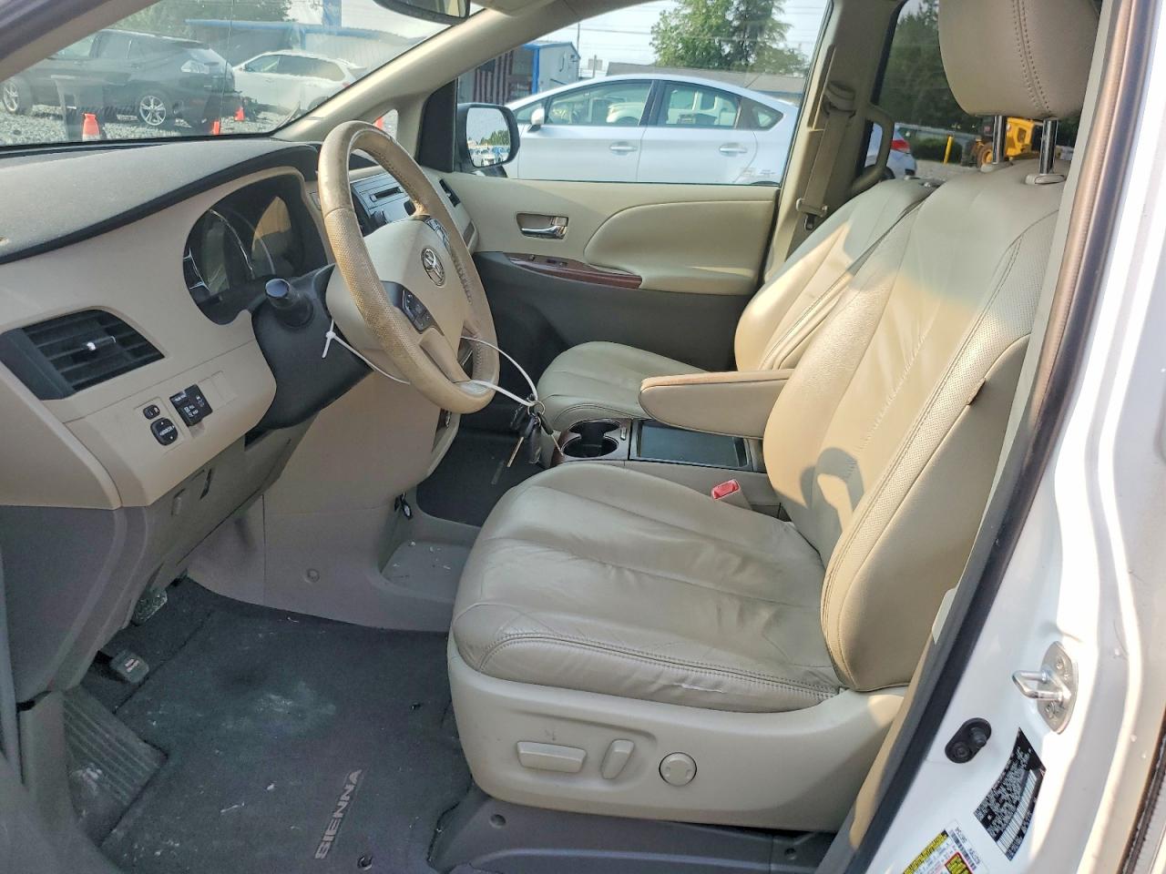 2011 Toyota Sienna Xle 8-passenger White vin: 5TDYK3DC9BS041357