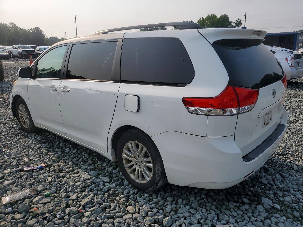 2011 Toyota Sienna Xle 8-passenger White vin: 5TDYK3DC9BS041357