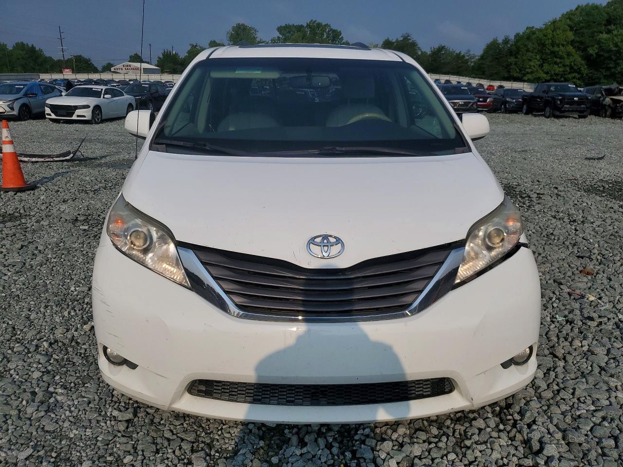 2011 Toyota Sienna Xle 8-passenger White vin: 5TDYK3DC9BS041357