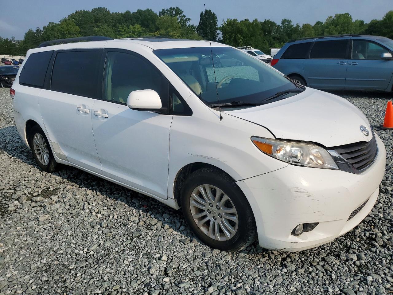 2011 Toyota Sienna Xle 8-passenger White vin: 5TDYK3DC9BS041357