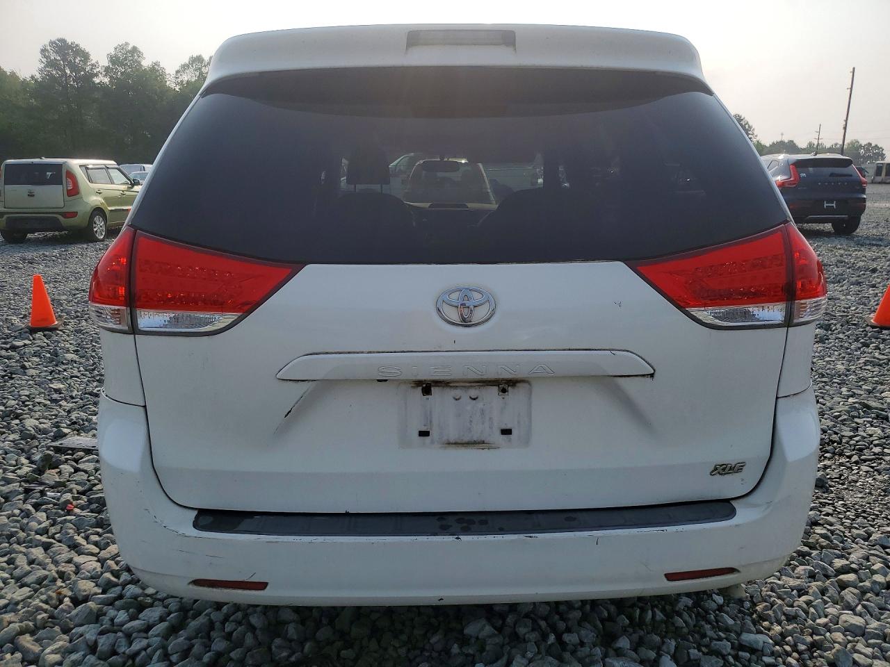 2011 Toyota Sienna Xle 8-passenger White vin: 5TDYK3DC9BS041357