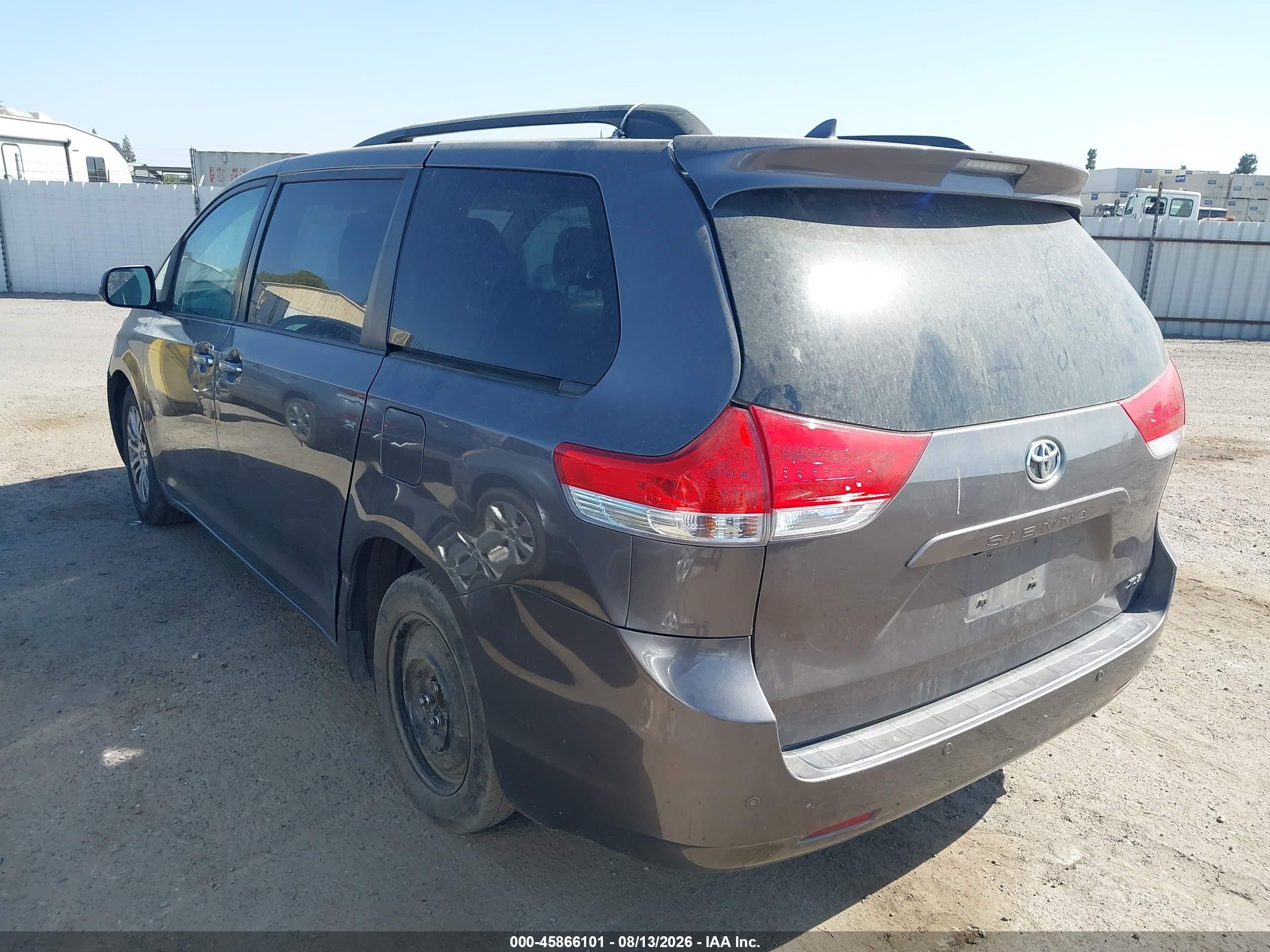 2011 Toyota Sienna Xle V6 Серый vin: 5TDYK3DC9BS072849